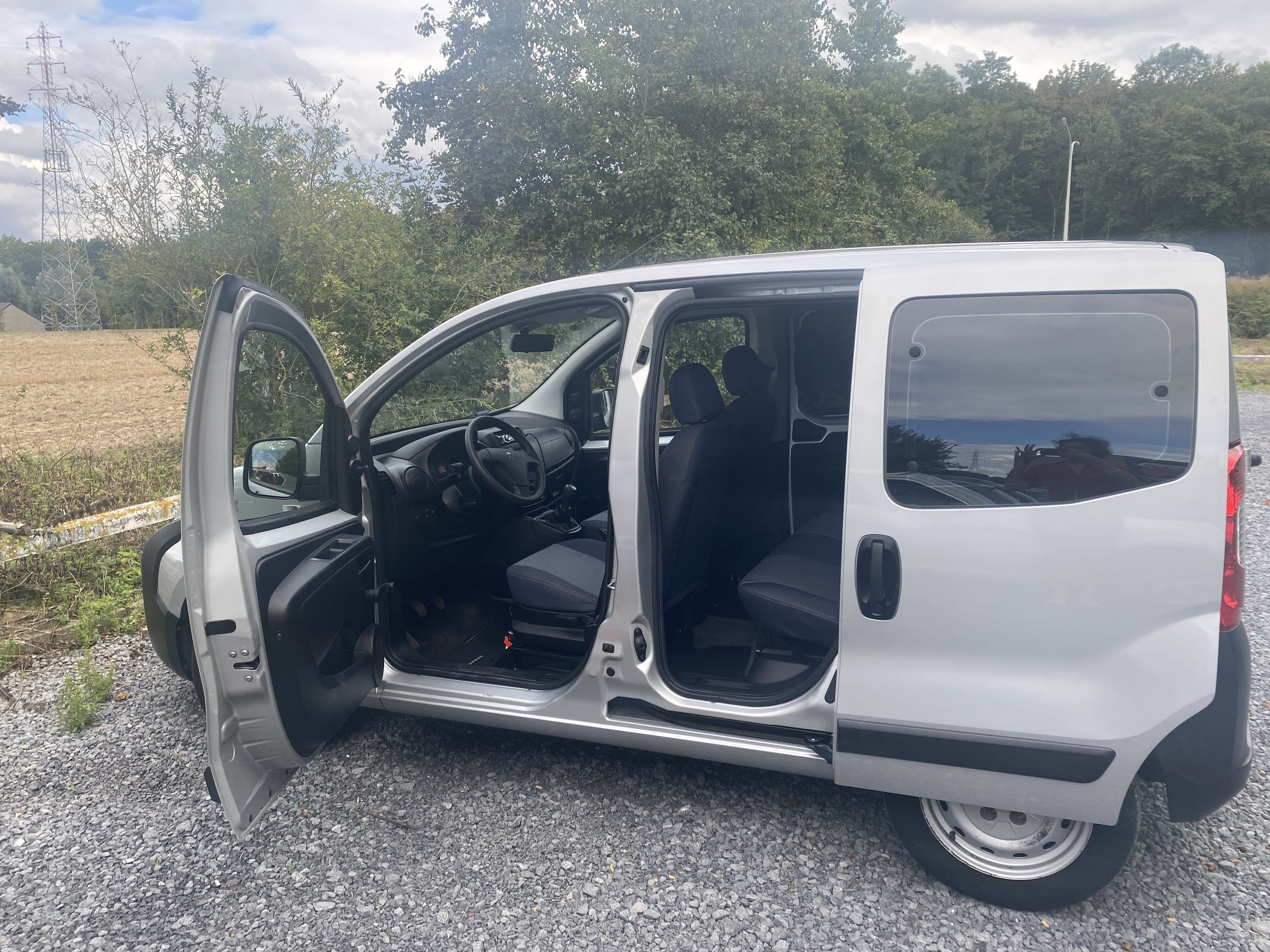 Peugeot Bipper Tepee (Utility) + Equipements+ Place de Parking avec Entrée audio / iPod