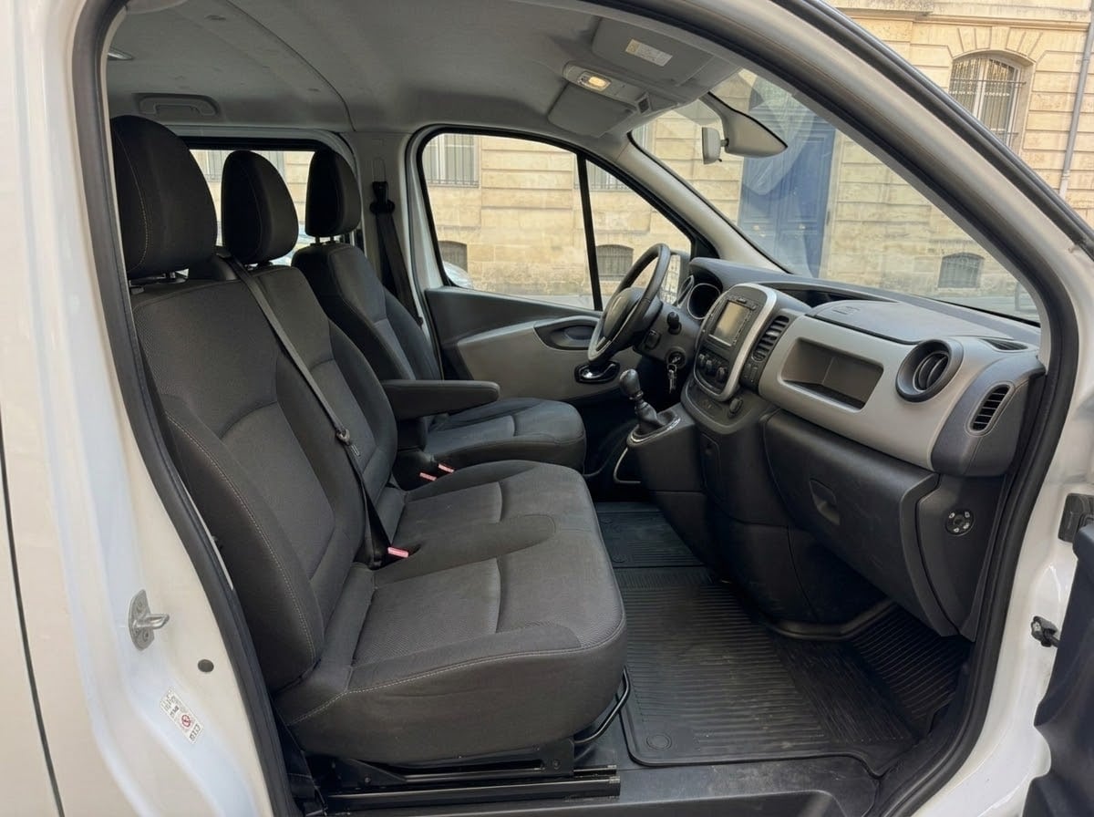 Renault Trafic Passenger  Louez le Renault Trafic 9 places – Espace, Confort et Économie - Tous Vos Déplacements avec Entrée audio / iPod