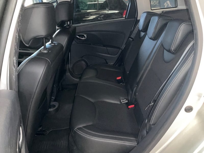 Renault Clio Estate  Louez la Renault Clio Estate Diesel – Grand Coffre, Économie & Confort à Bordeaux ! avec Audio Bluetooth