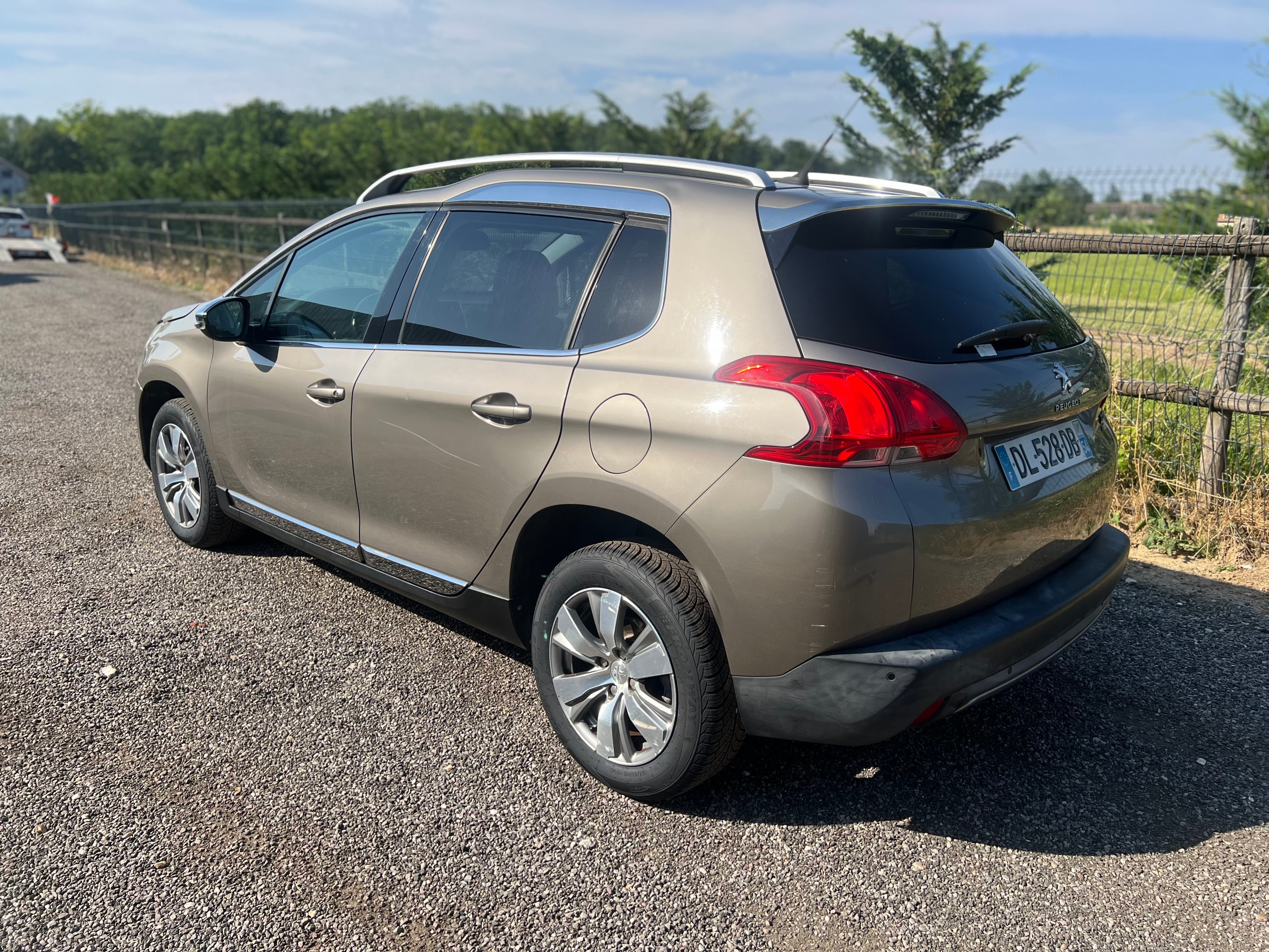 Peugeot 2008 1.6 hdi 92 cv avec GPS