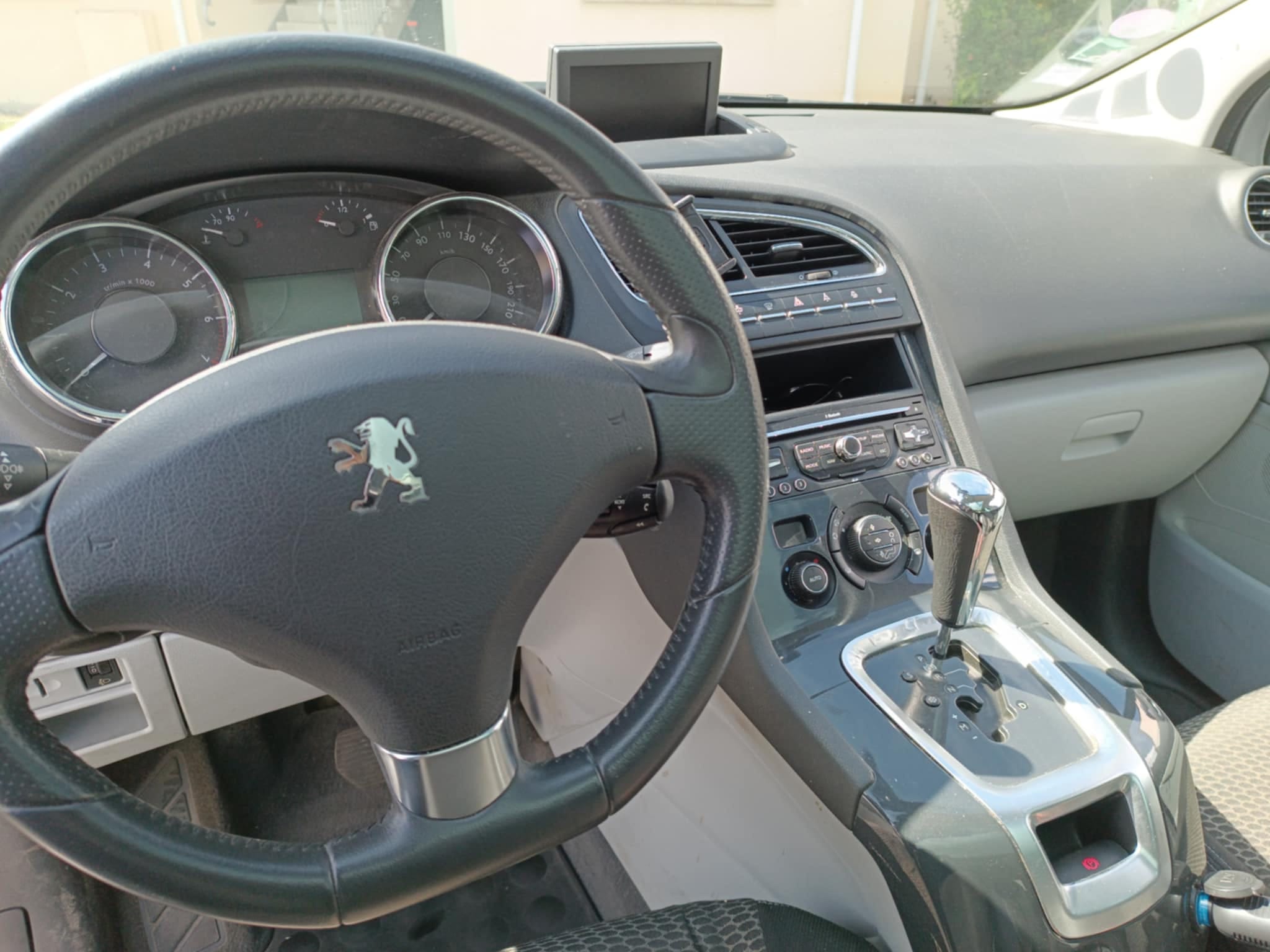 Peugeot 5008 avec GPS