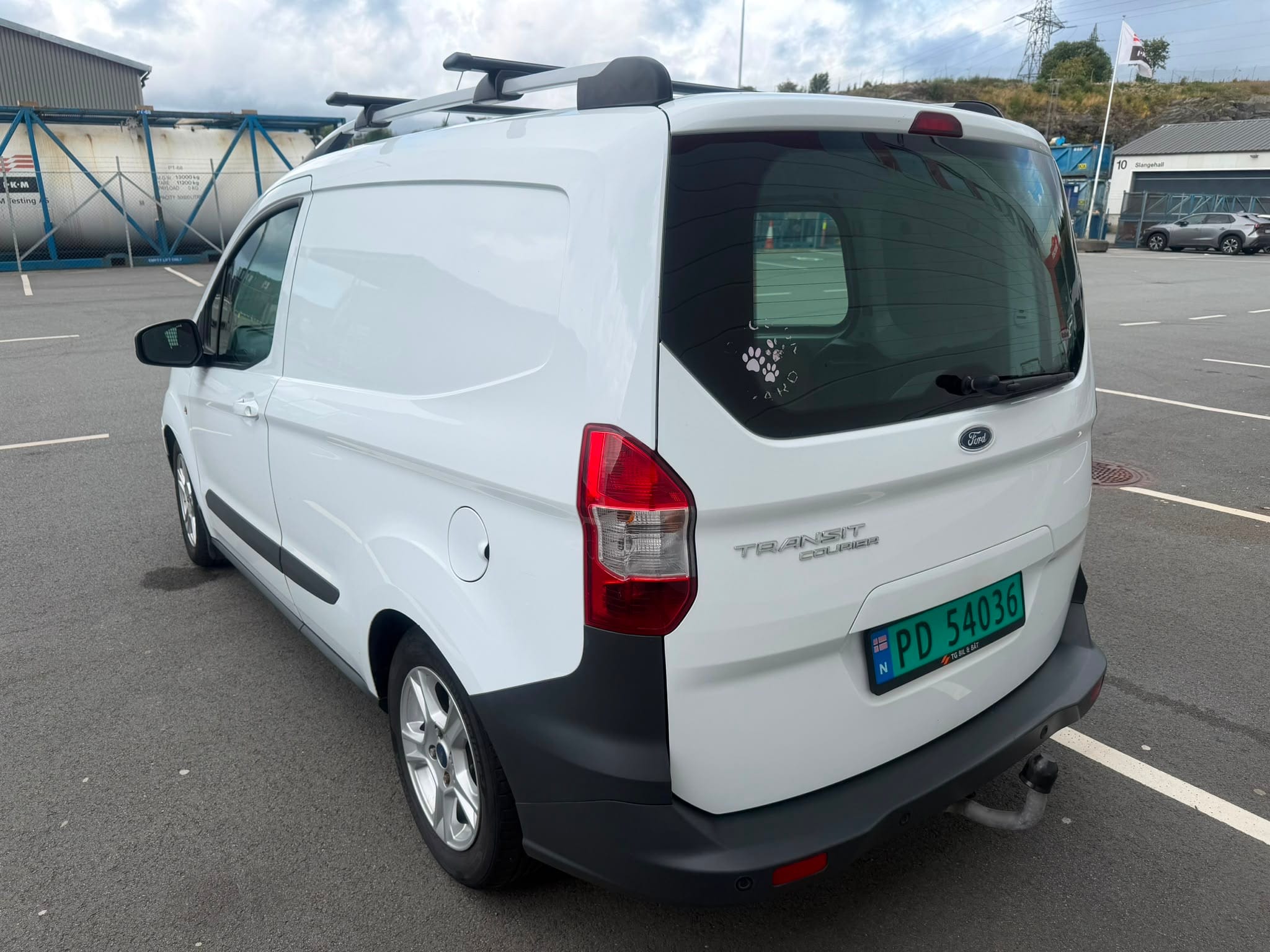 Ford Transit Courier Varebil med Bluetooth audio