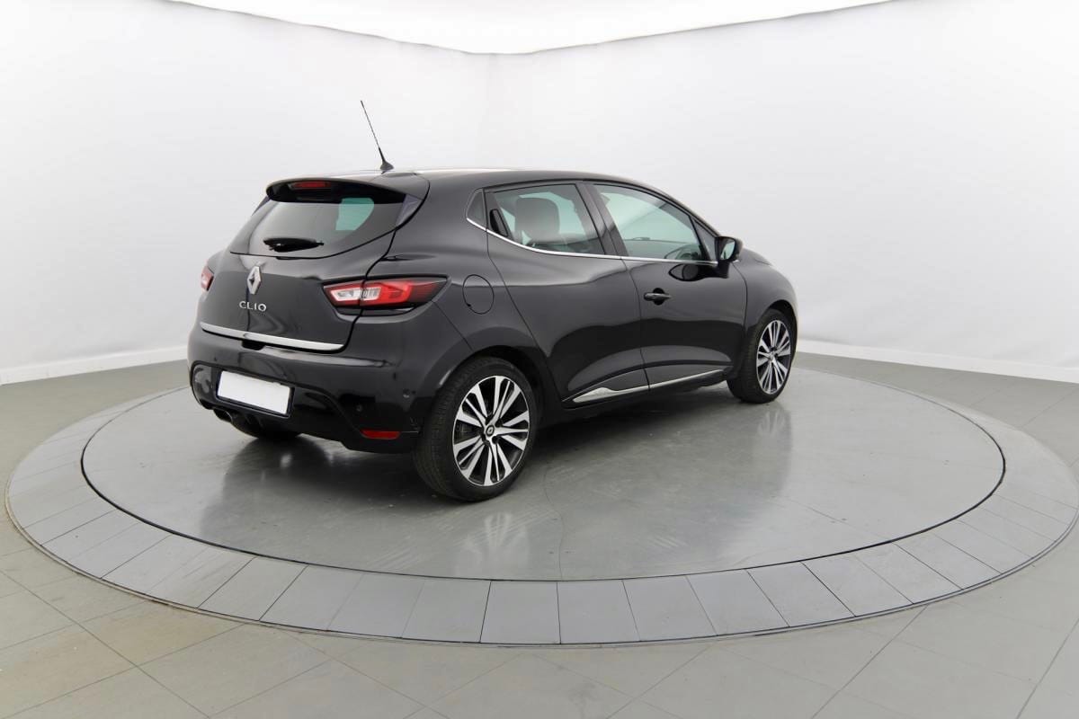 Renault Clio Initiale Paris — luxe & sportivité à 3 min aéroport, place dédiée avec Climatisation