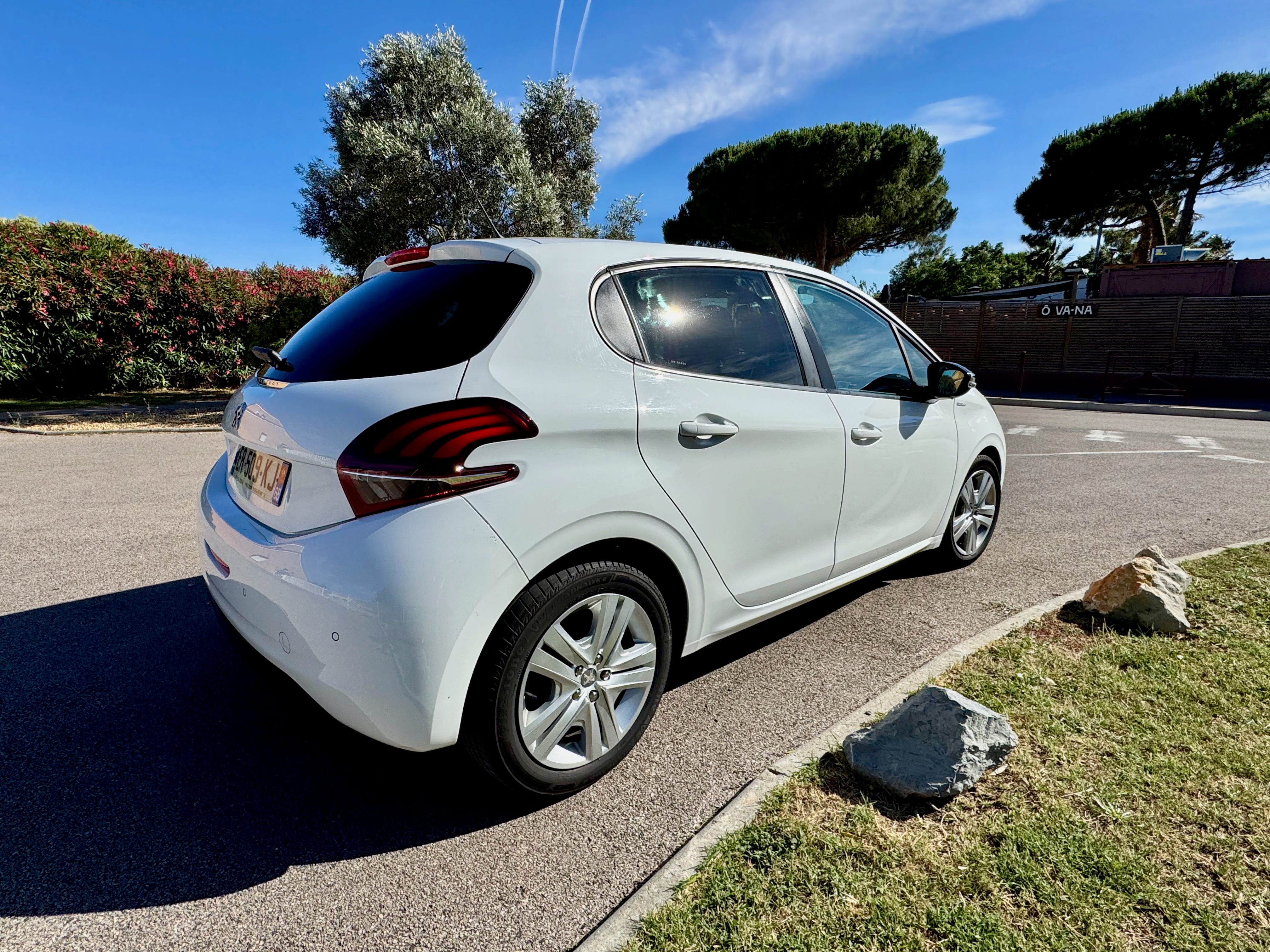 Peugeot 208 1.6 HDI - 5 PORTES - CLIMATISATION - ECRAN TACTILE - BLUETOOTH avec Régulateur de vitesse