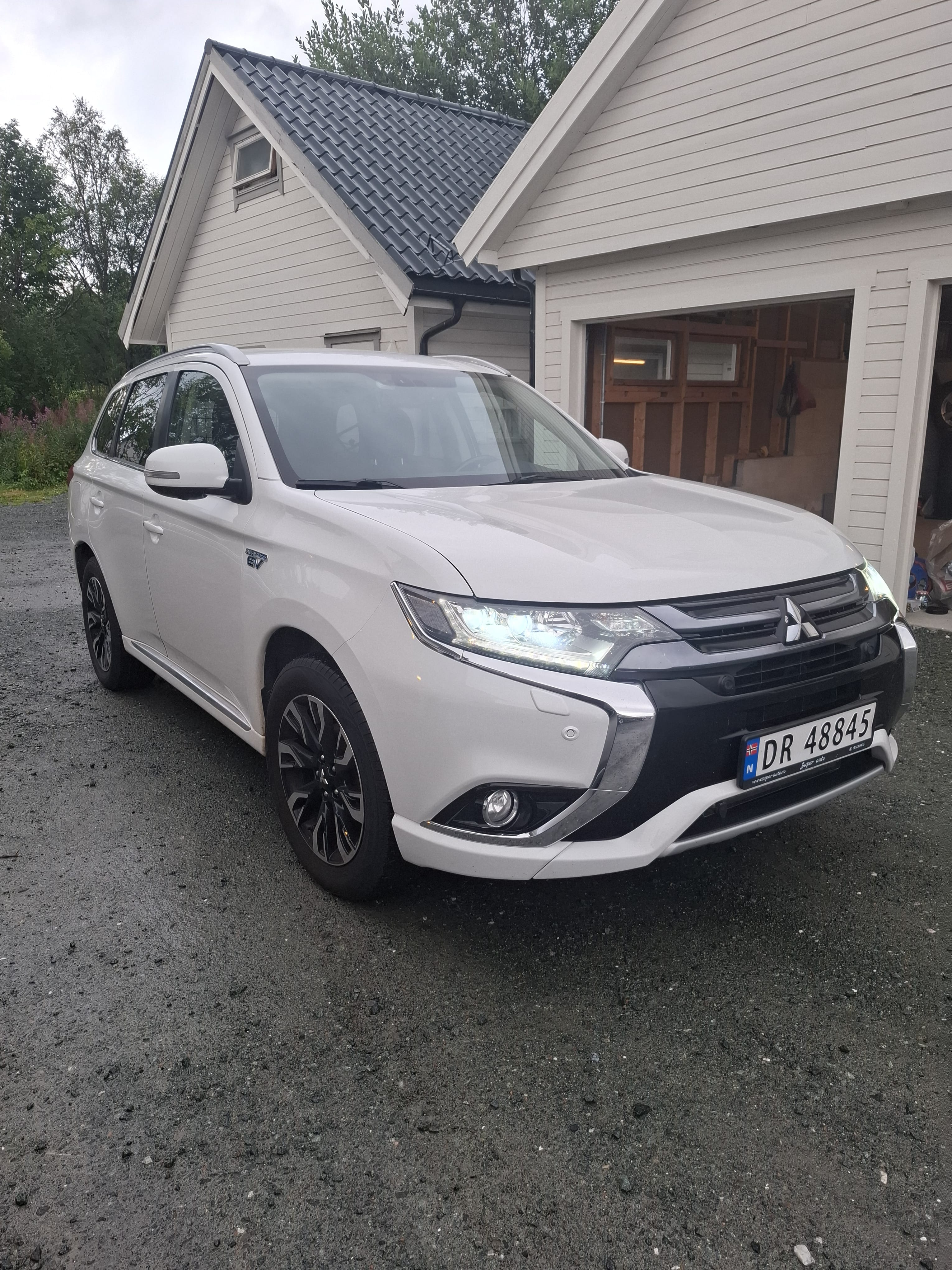 Mitsubishi Outlander, 2015, Blyfri 95 / Elektrisk (hybrid), automatisk