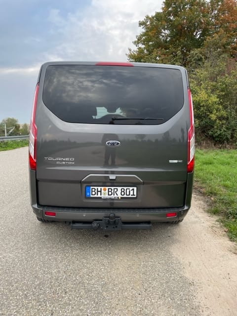 Ford Tourneo Custom 8 Plätze  2.0  150 Ps mit Winterreifen