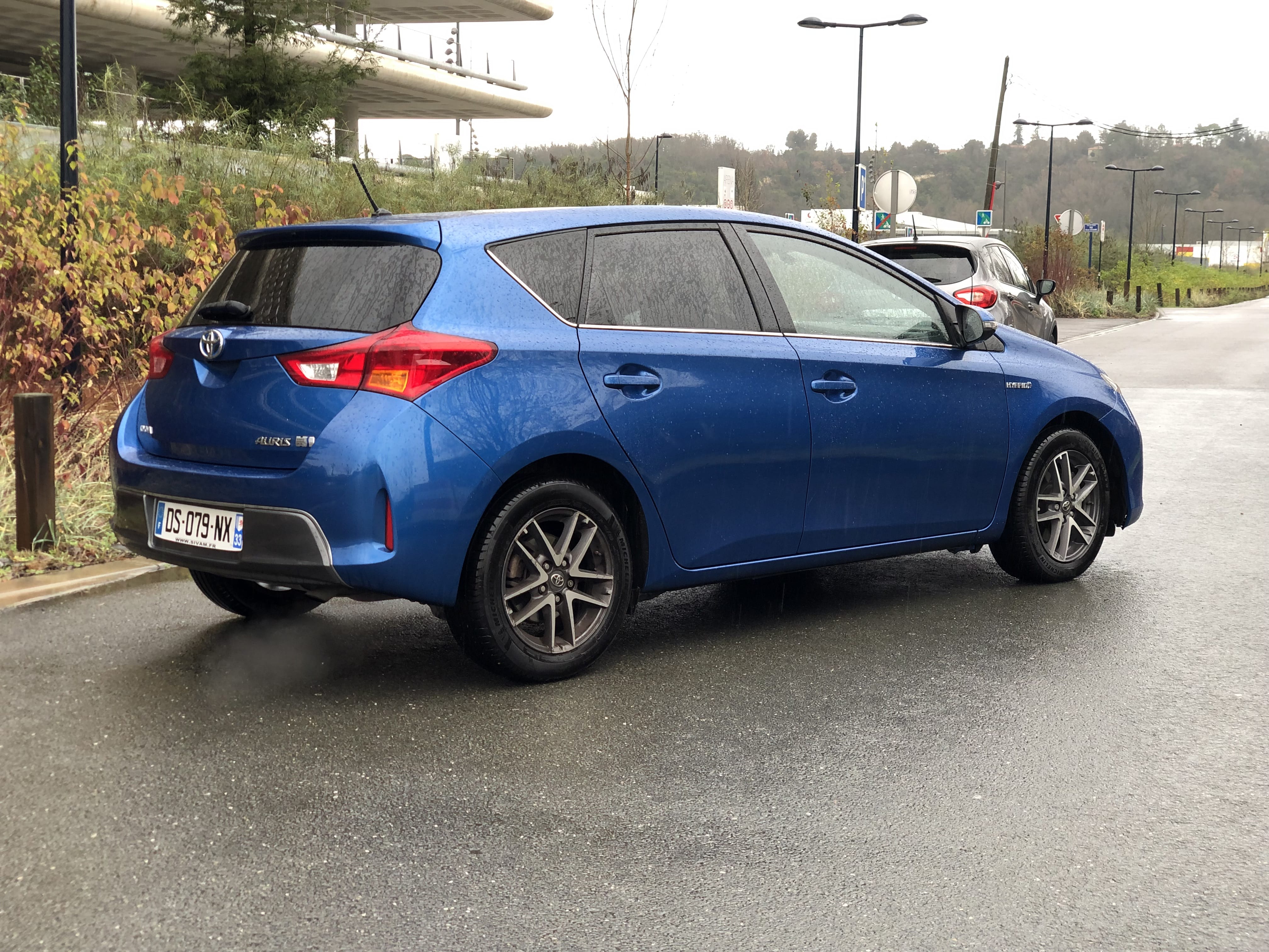 Toyota Auris  Louez la Toyota Auris Hybride – Confort, Économie et Sérénité au Volant ! avec Climatisation