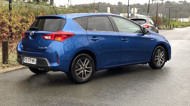 Toyota Auris Louez la Toyota Auris Hybride – Confort, Économie et Sérénité au Volant ! avec Climatisation