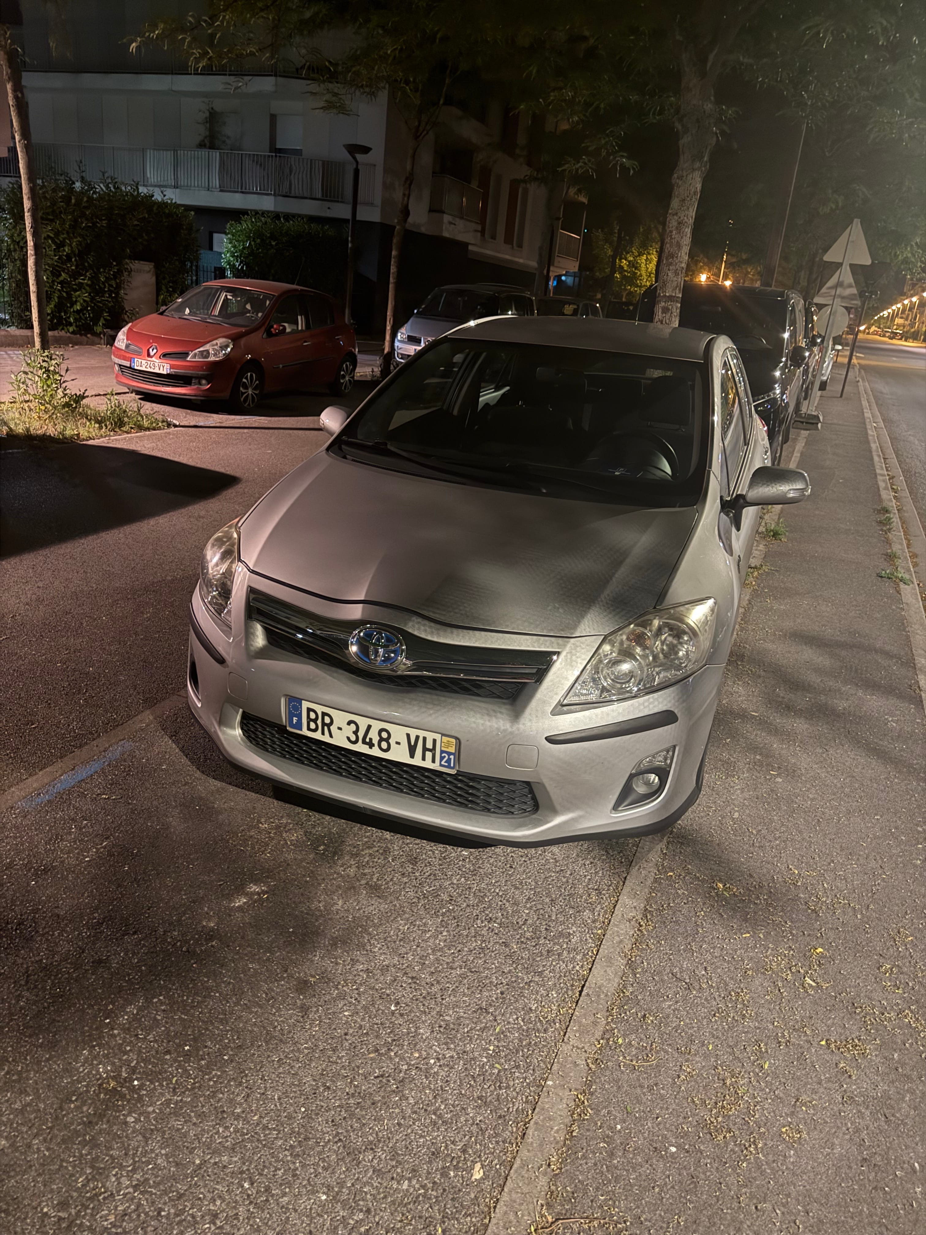 Toyota Auris, 2011, Essence 95 / Électrique (hybride), automatique