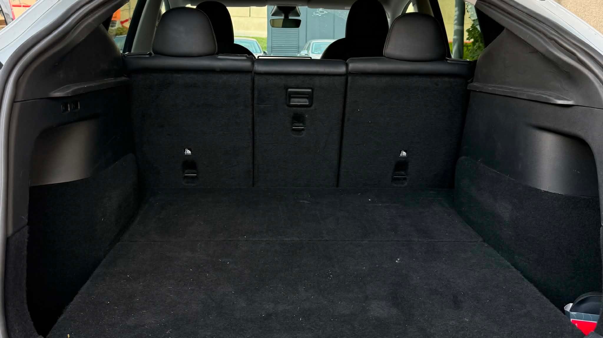 Tesla Model Y med USB ladeuttak