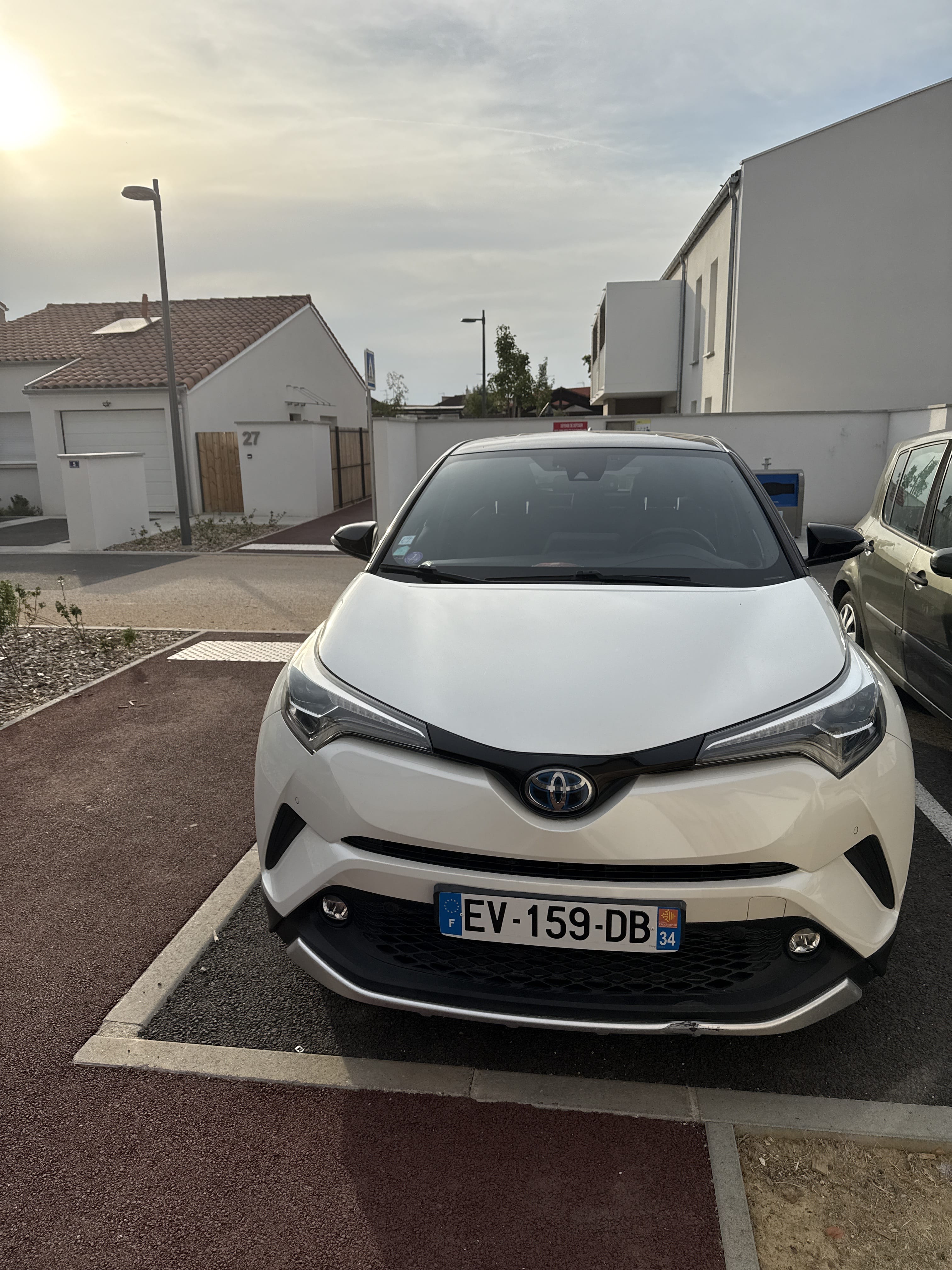 Toyota C-HR, 2018, Essence 95 / Électrique (hybride), automatique