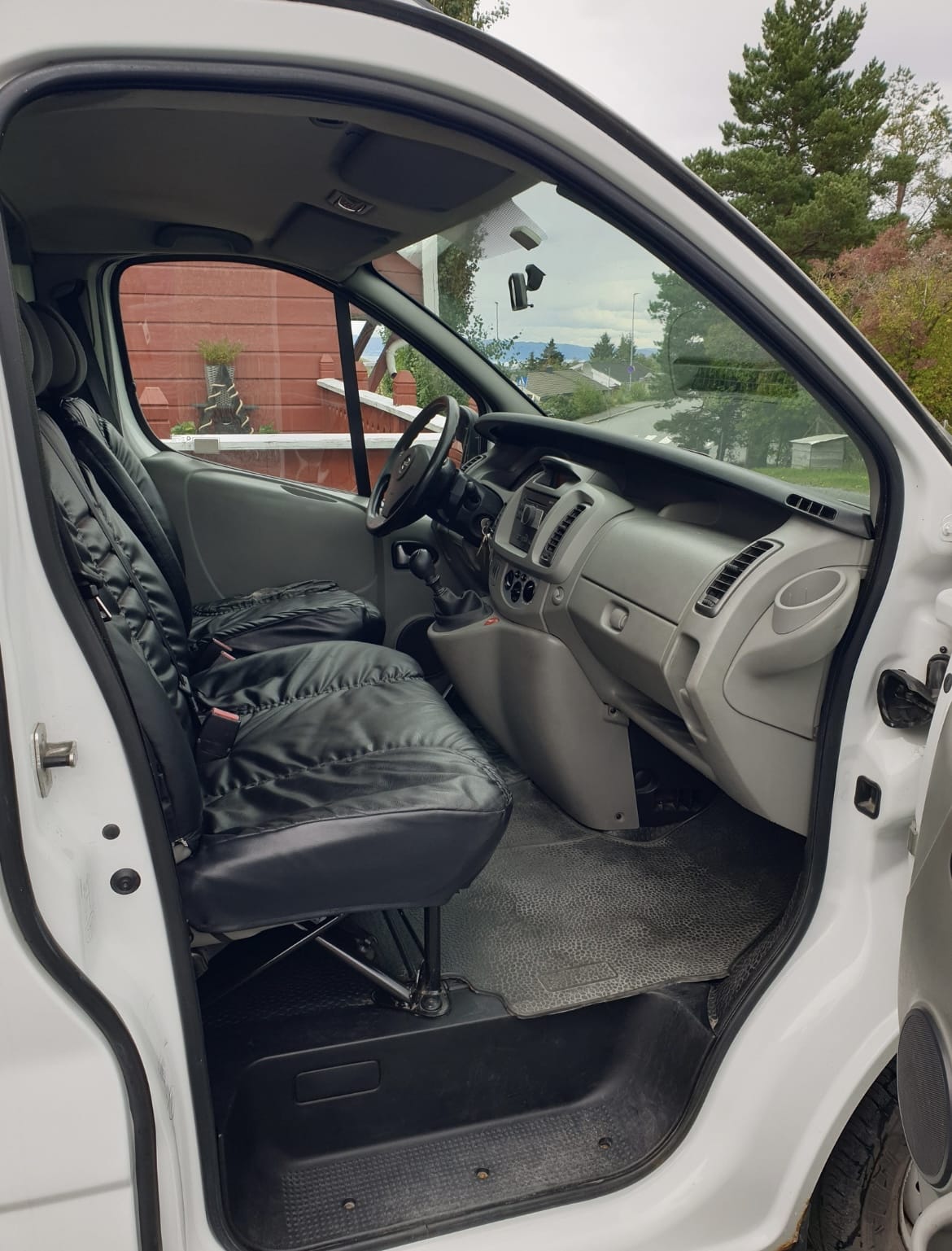 Opel Vivaro med Tilhengerfeste