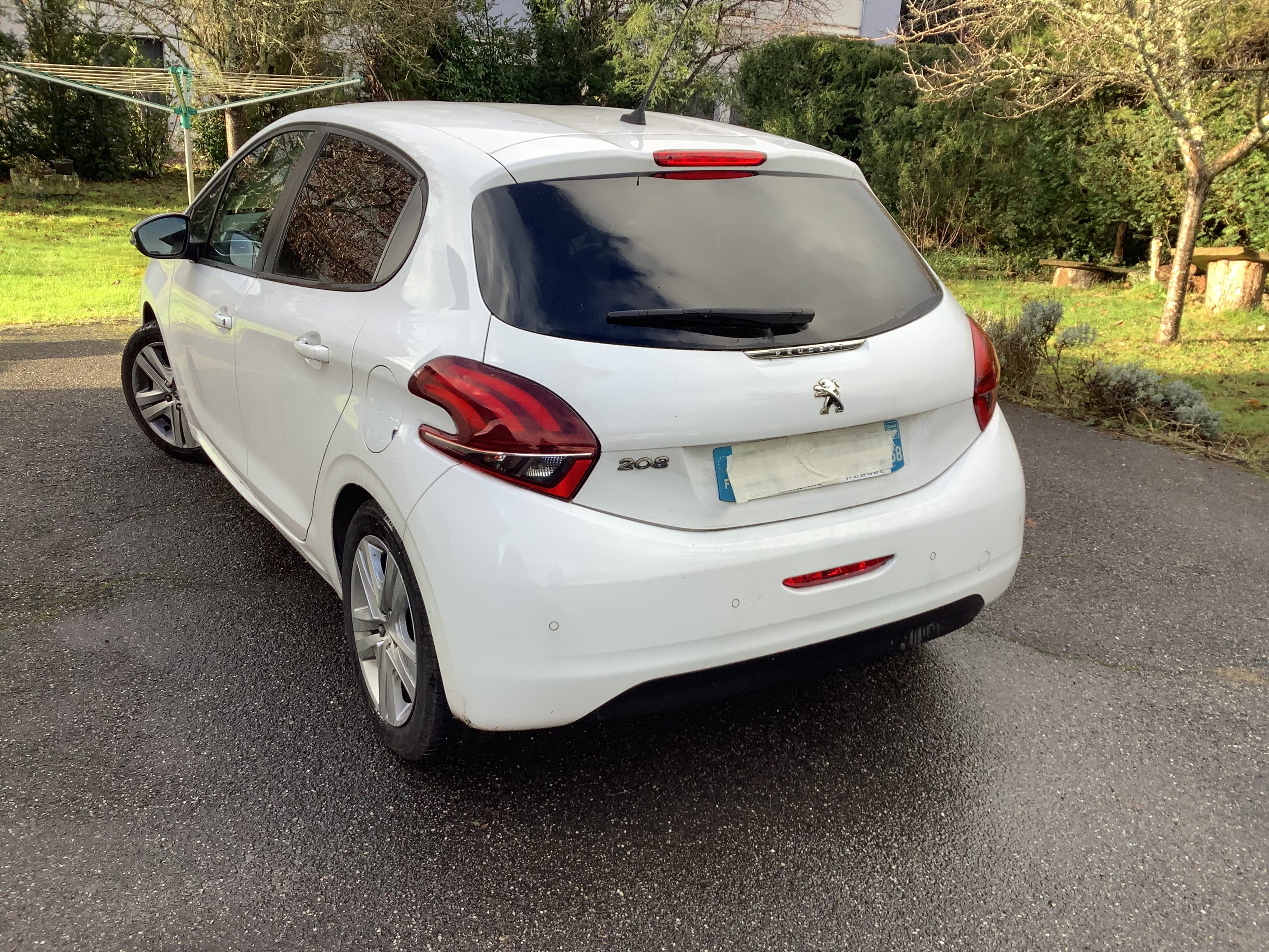 Peugeot 208 1.2 essence avec GPS