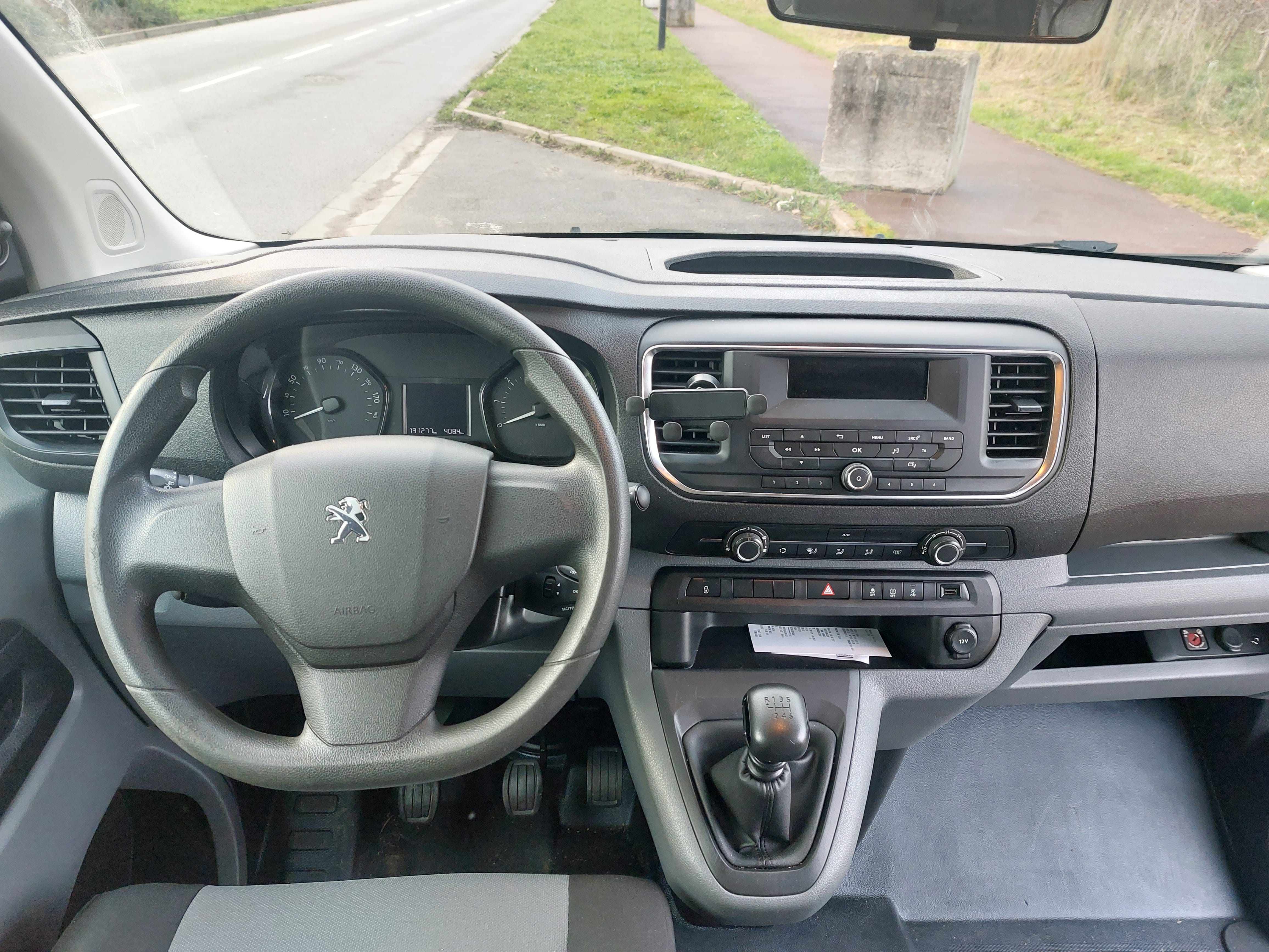 Peugeot Expert Combi Hauteur Idéale pour se garer dans les parkings en sous-sols avec Chaines
