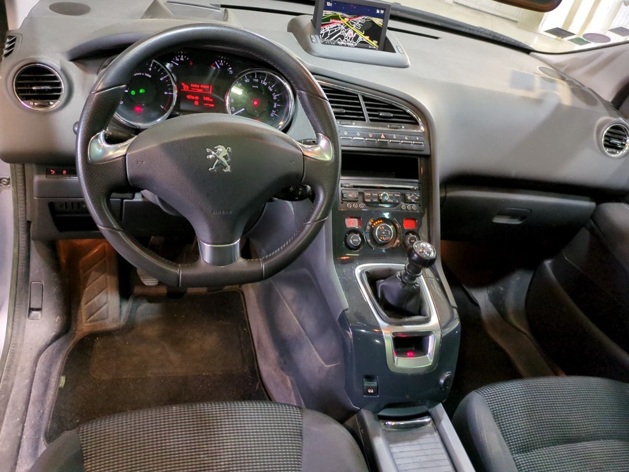 Peugeot 5008 avec GPS