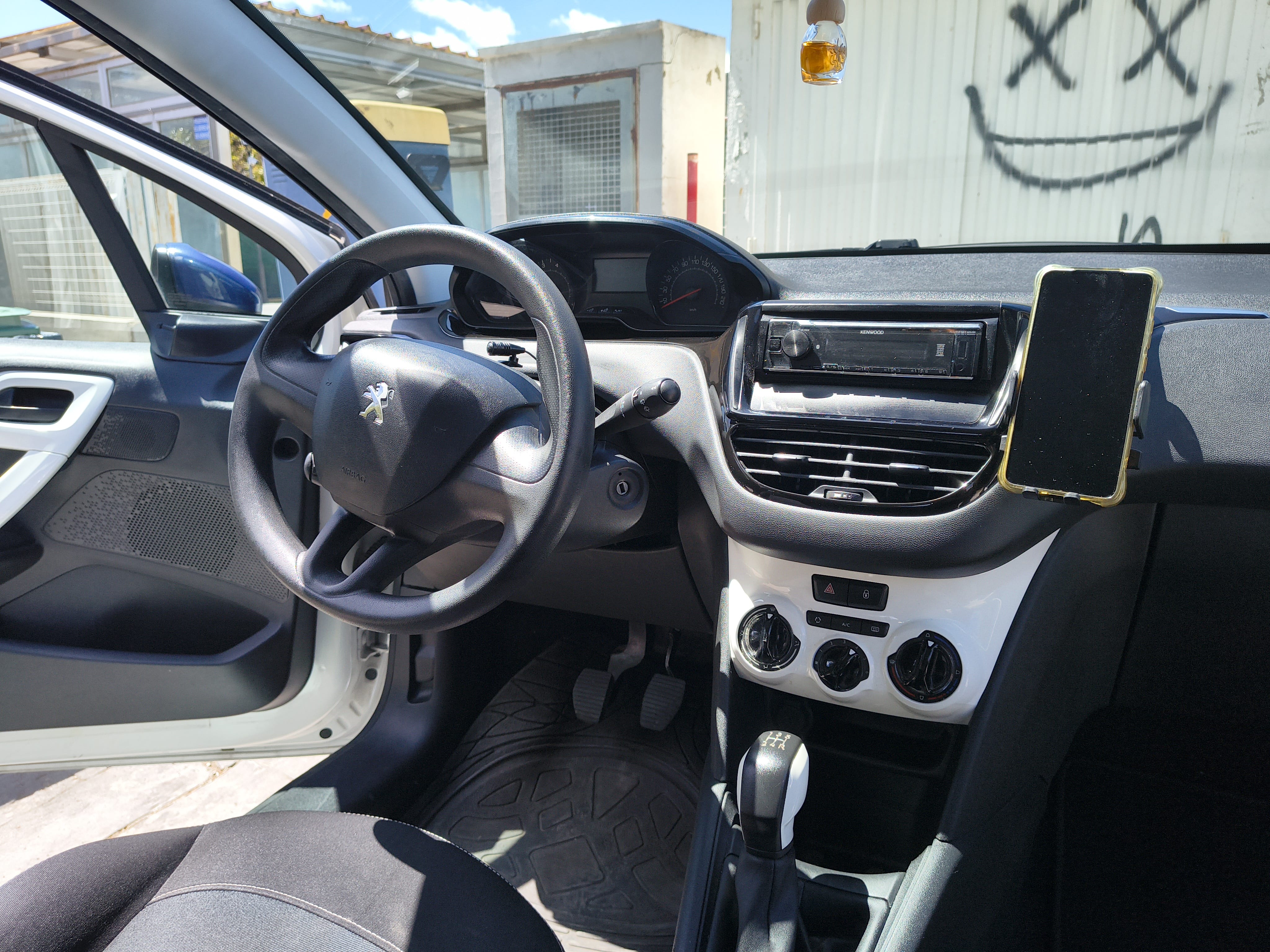 Peugeot 208 1.0 gasolina con Entrada de Audio/iPod