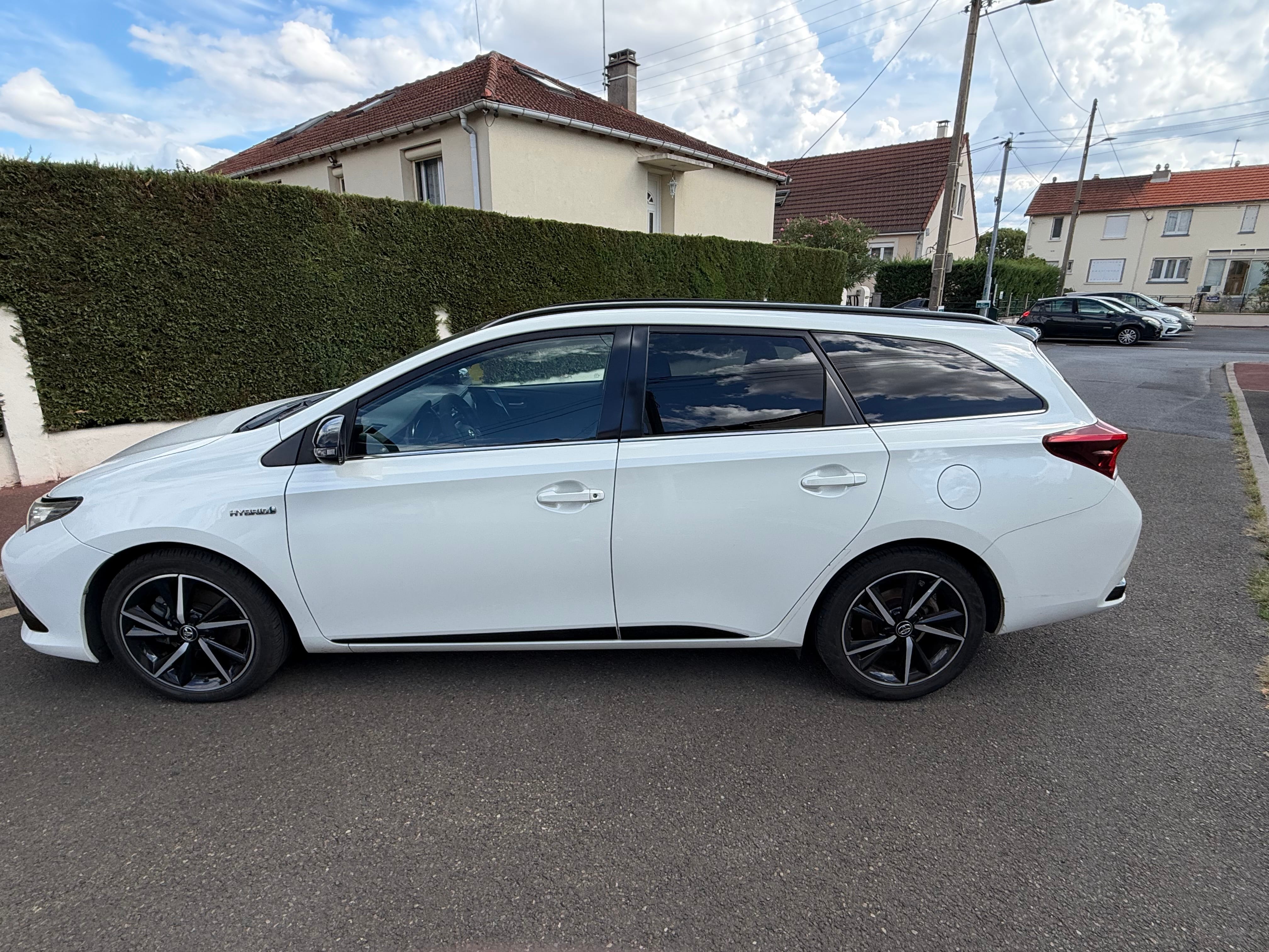 Toyota Auris Touring Sports, 2018, Essence 95 / Électrique (hybride), automatique