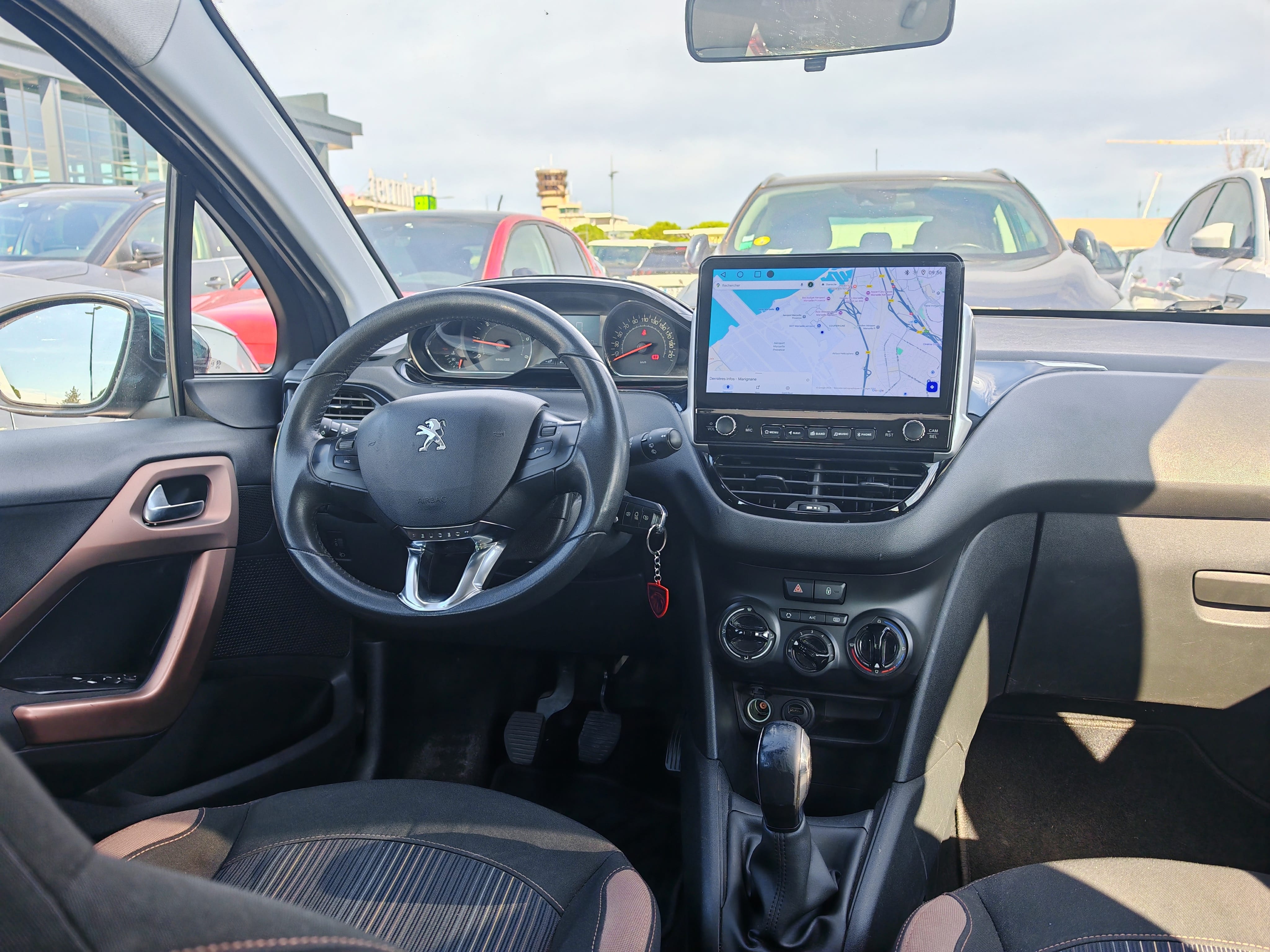 Peugeot 208 Aéroport de Marseille A avec GPS