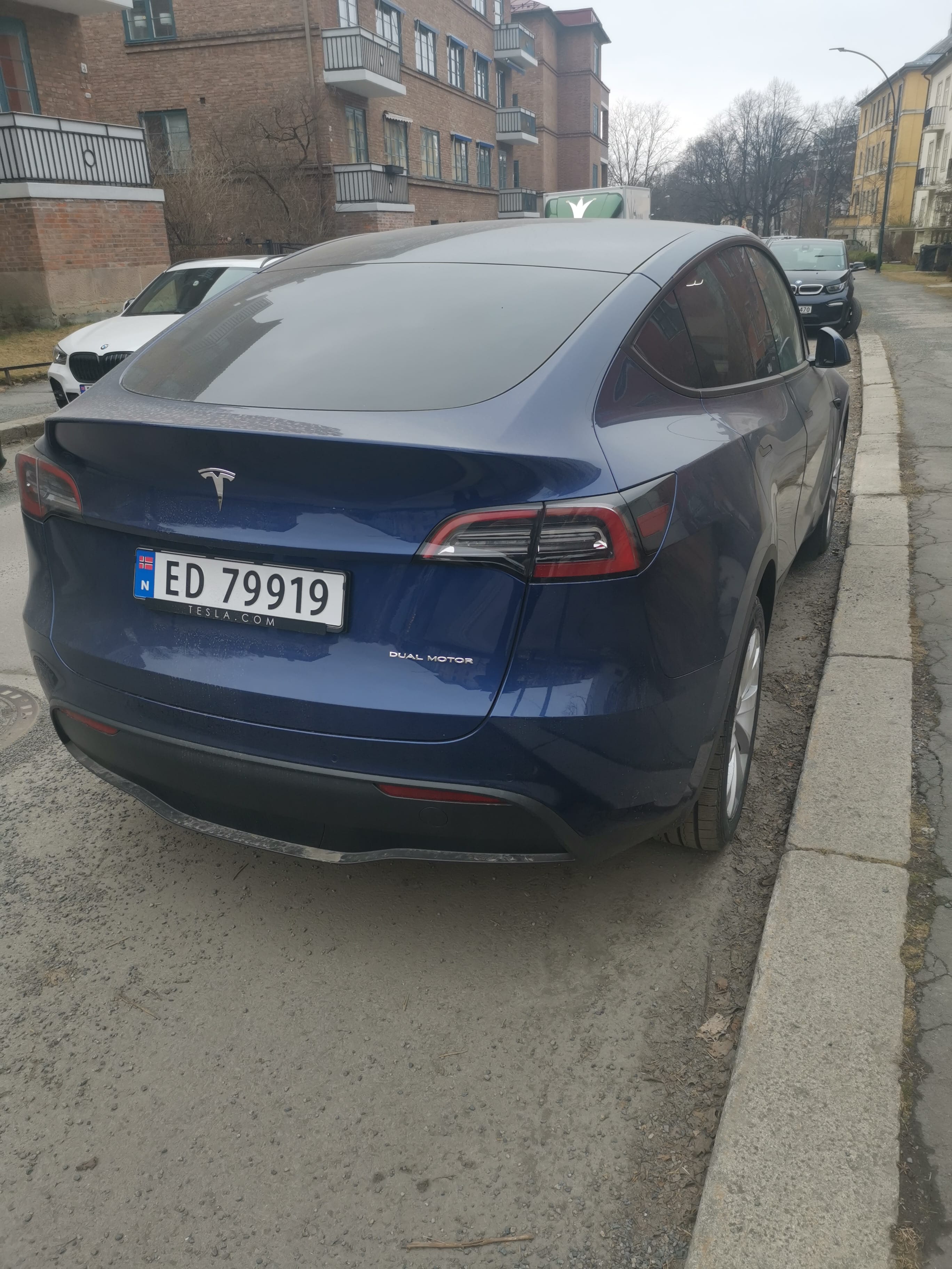 Tesla Model Y mit Navigationsgerät