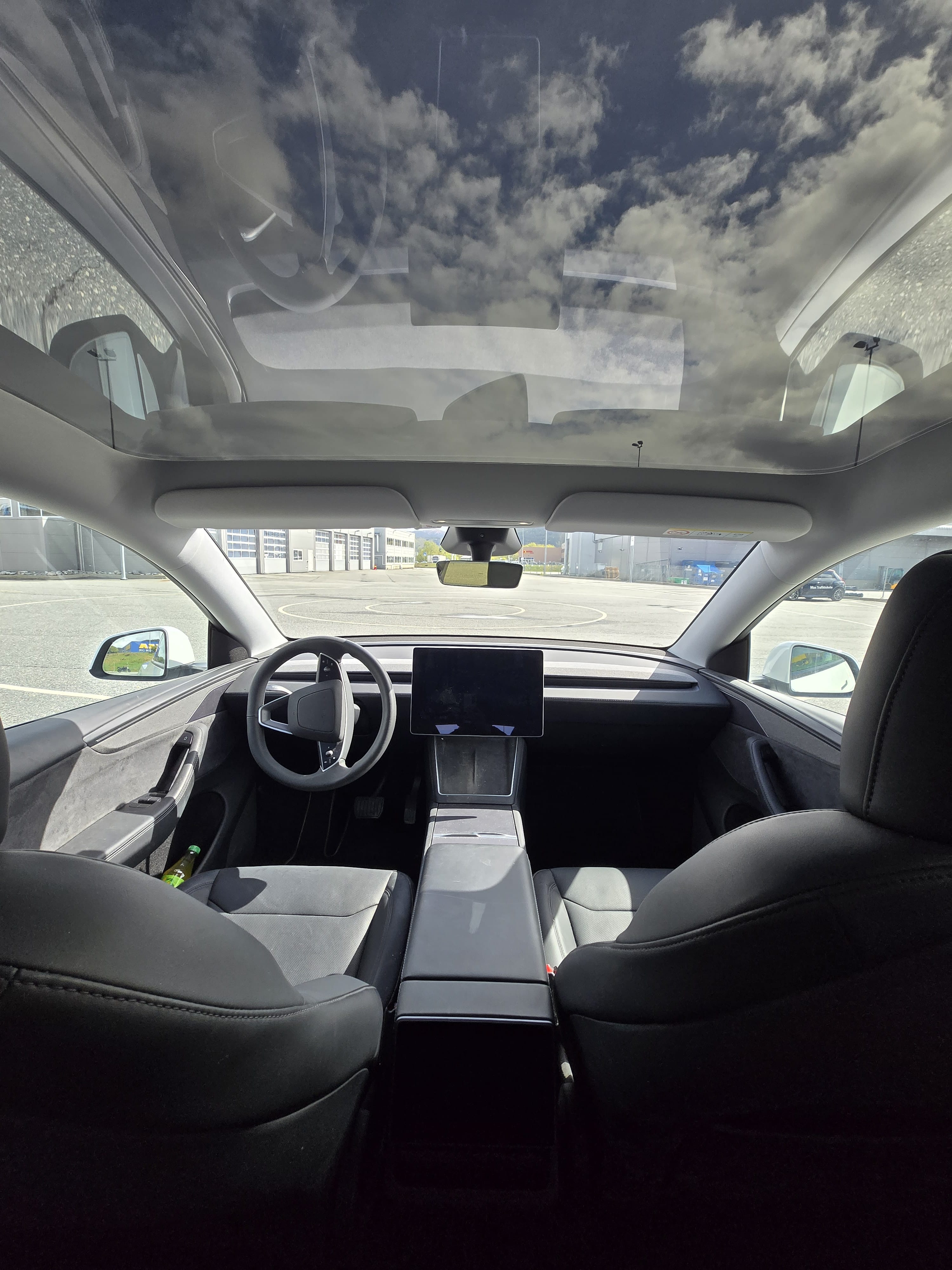 Tesla Model Y med GPS