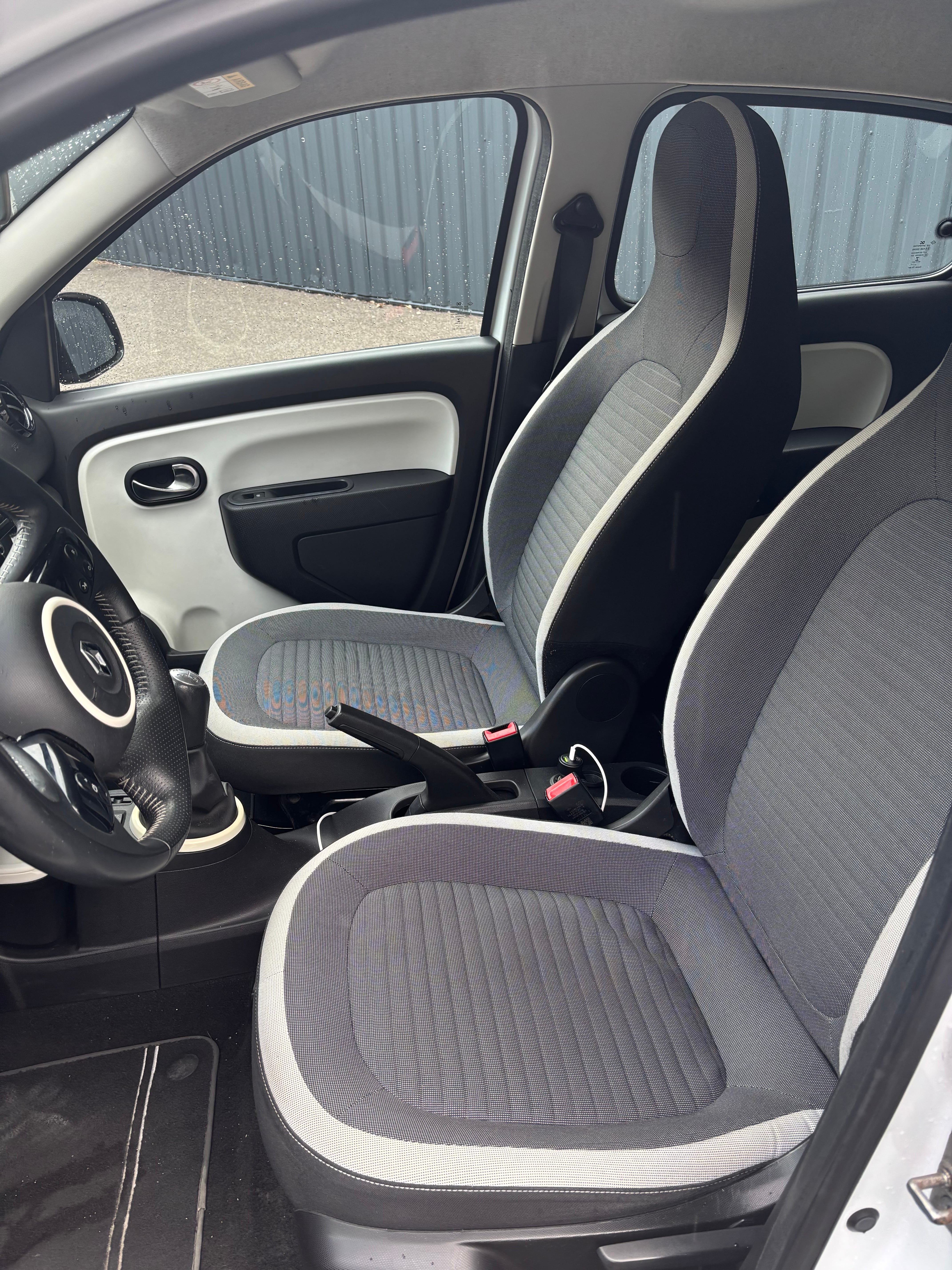 Renault Twingo III avec Autoradio