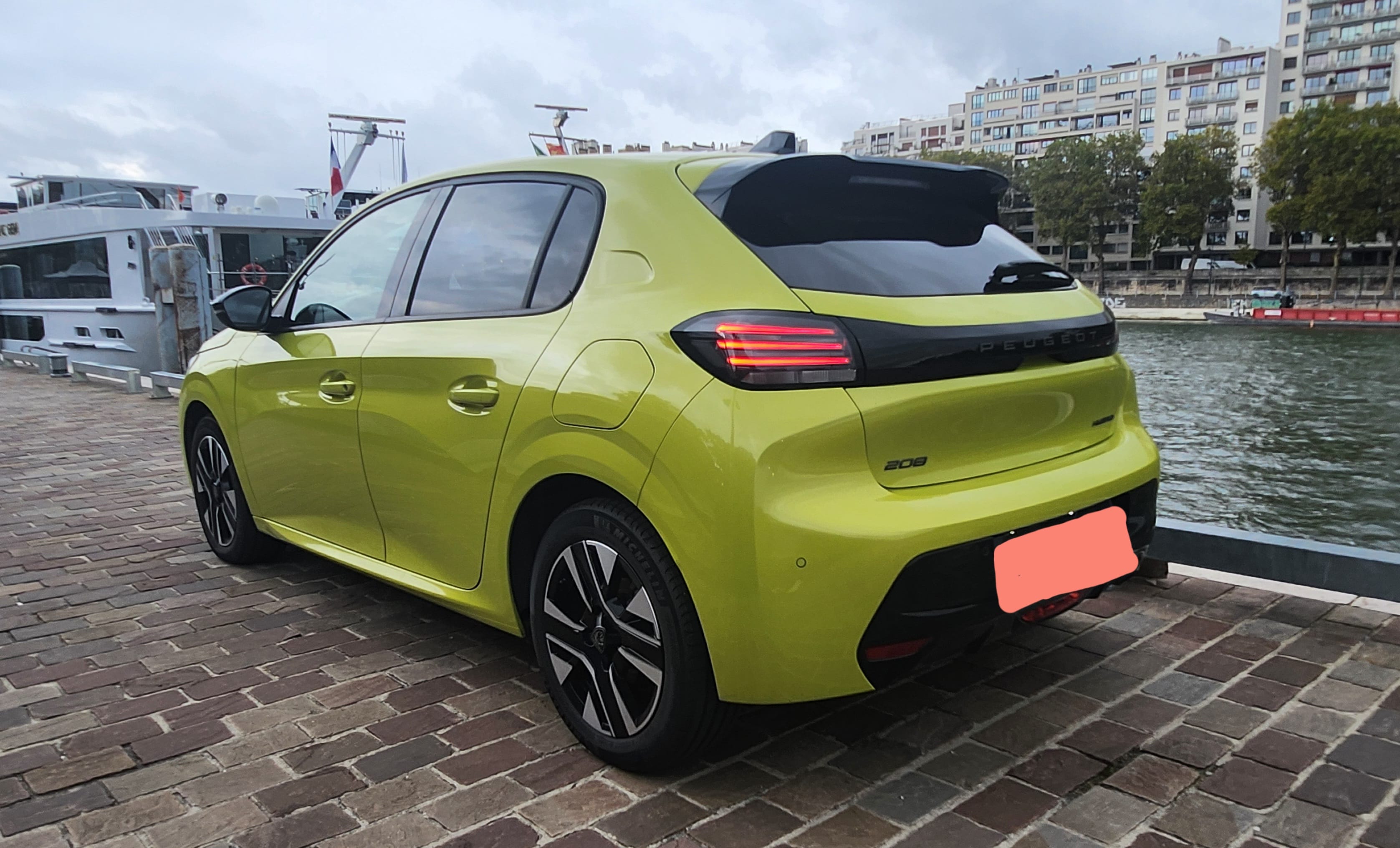 Peugeot 208 HYBRIDE (GV823EF) (Clim, Connectivité Smartphone, charge induction, ...) avec GPS