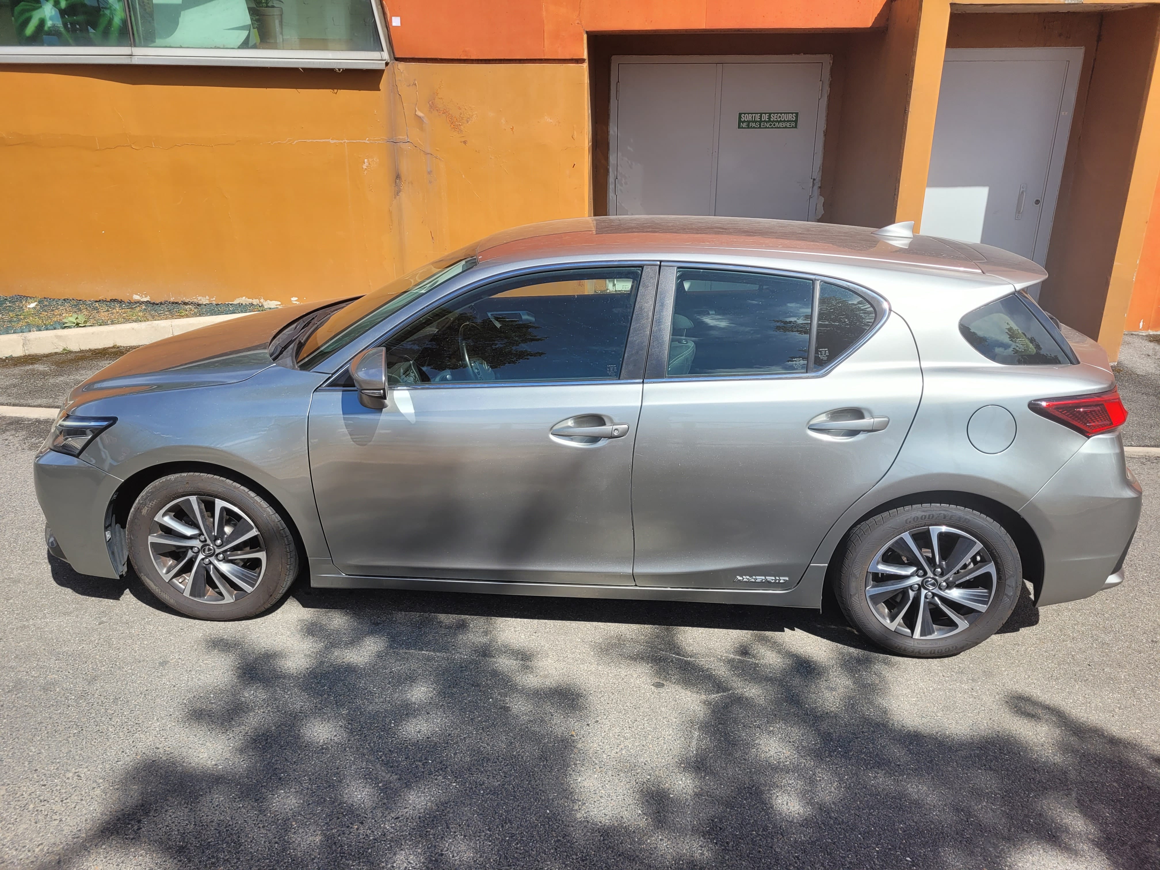 Lexus CT 200h avec Climatisation
