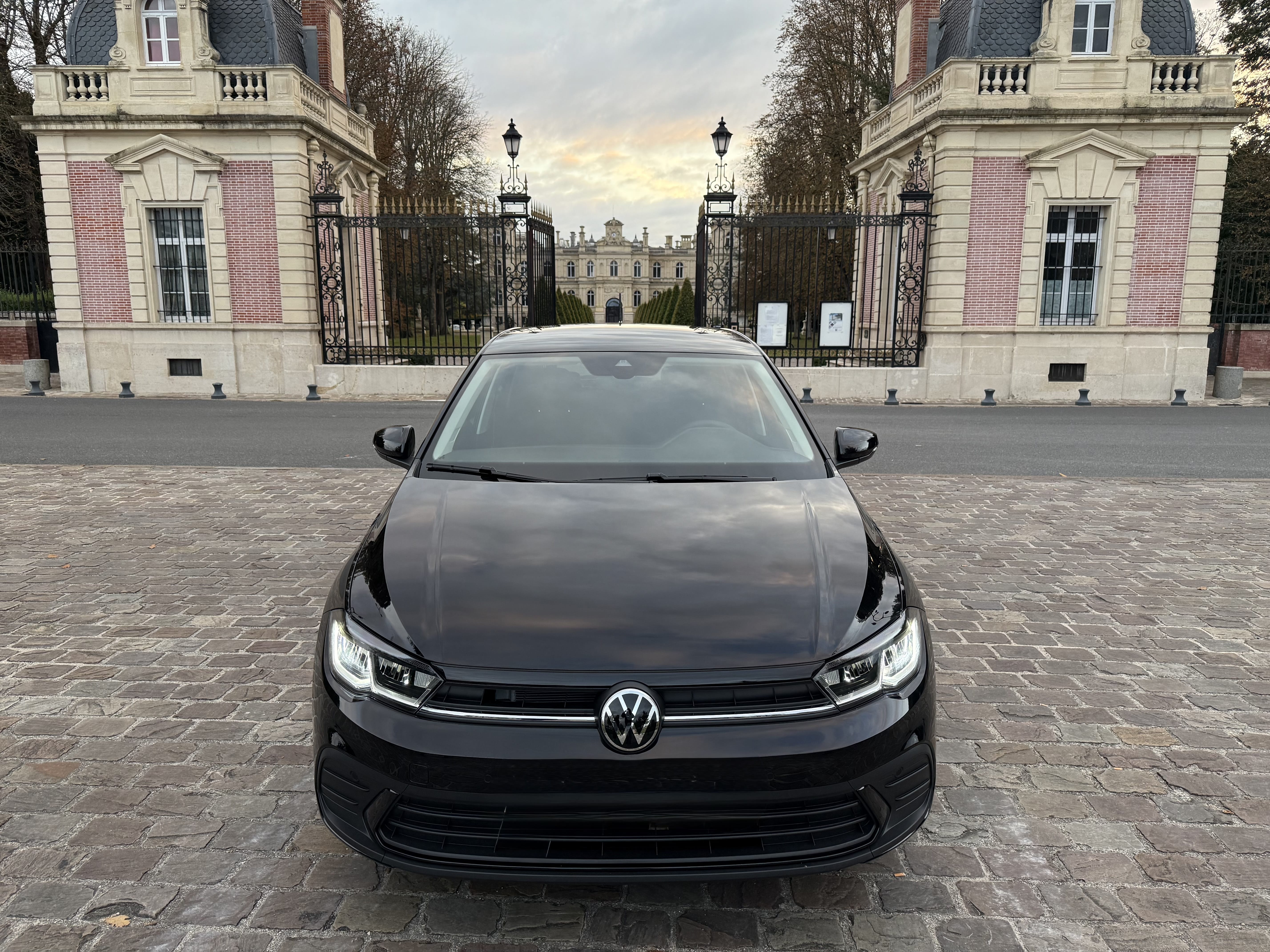 Volkswagen Polo  Gare de Lyon – Boîte auto – Disponible 24/7 avec Apple CarPlay