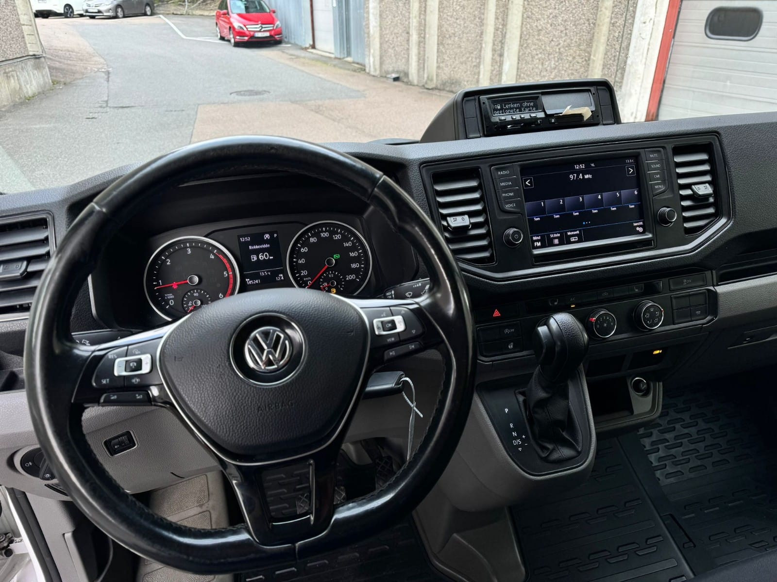 Volkswagen Crafter 2.0 TDI 177HK automatic med lift med GPS