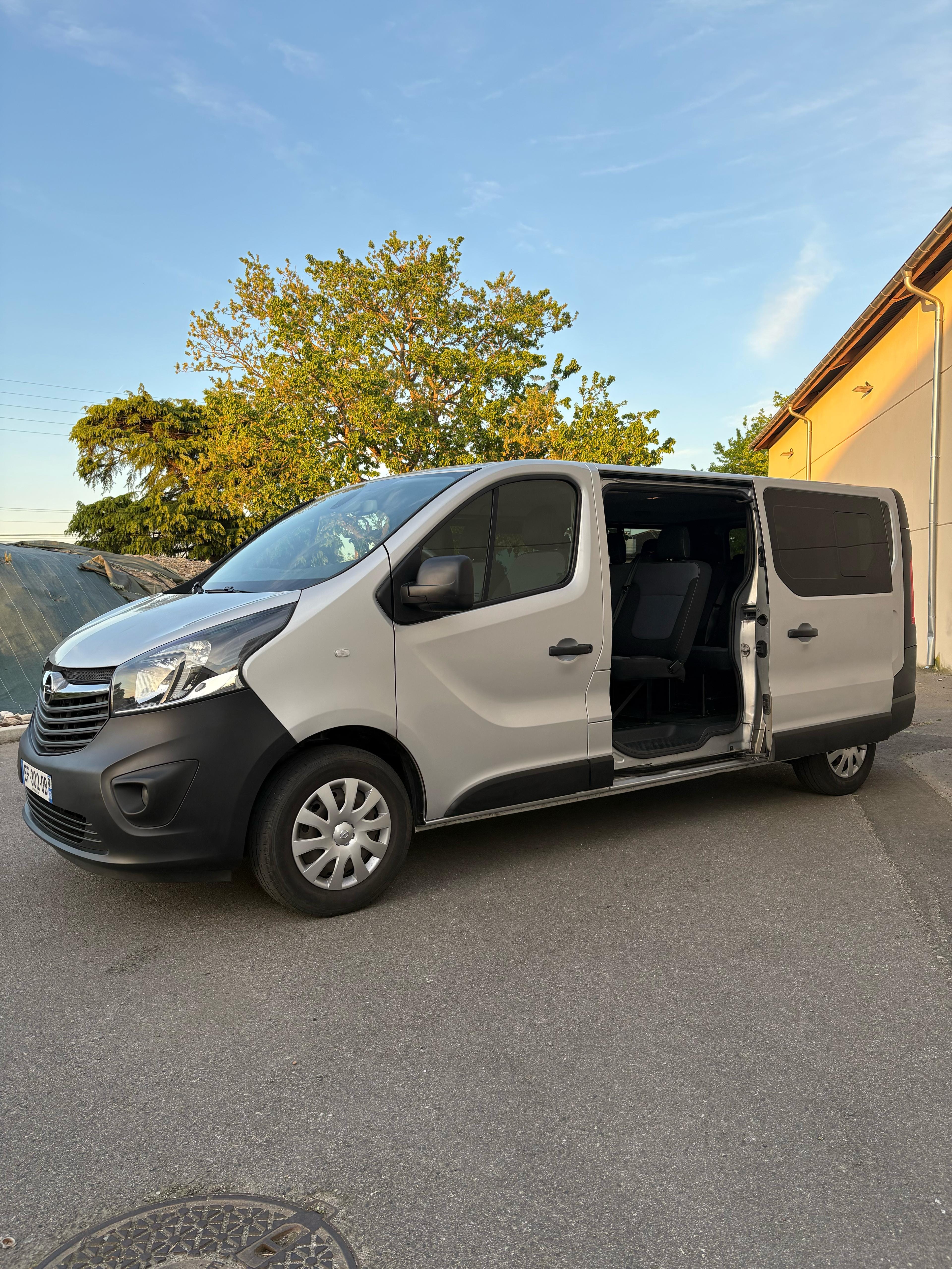 Opel Vivaro Combi avec GPS