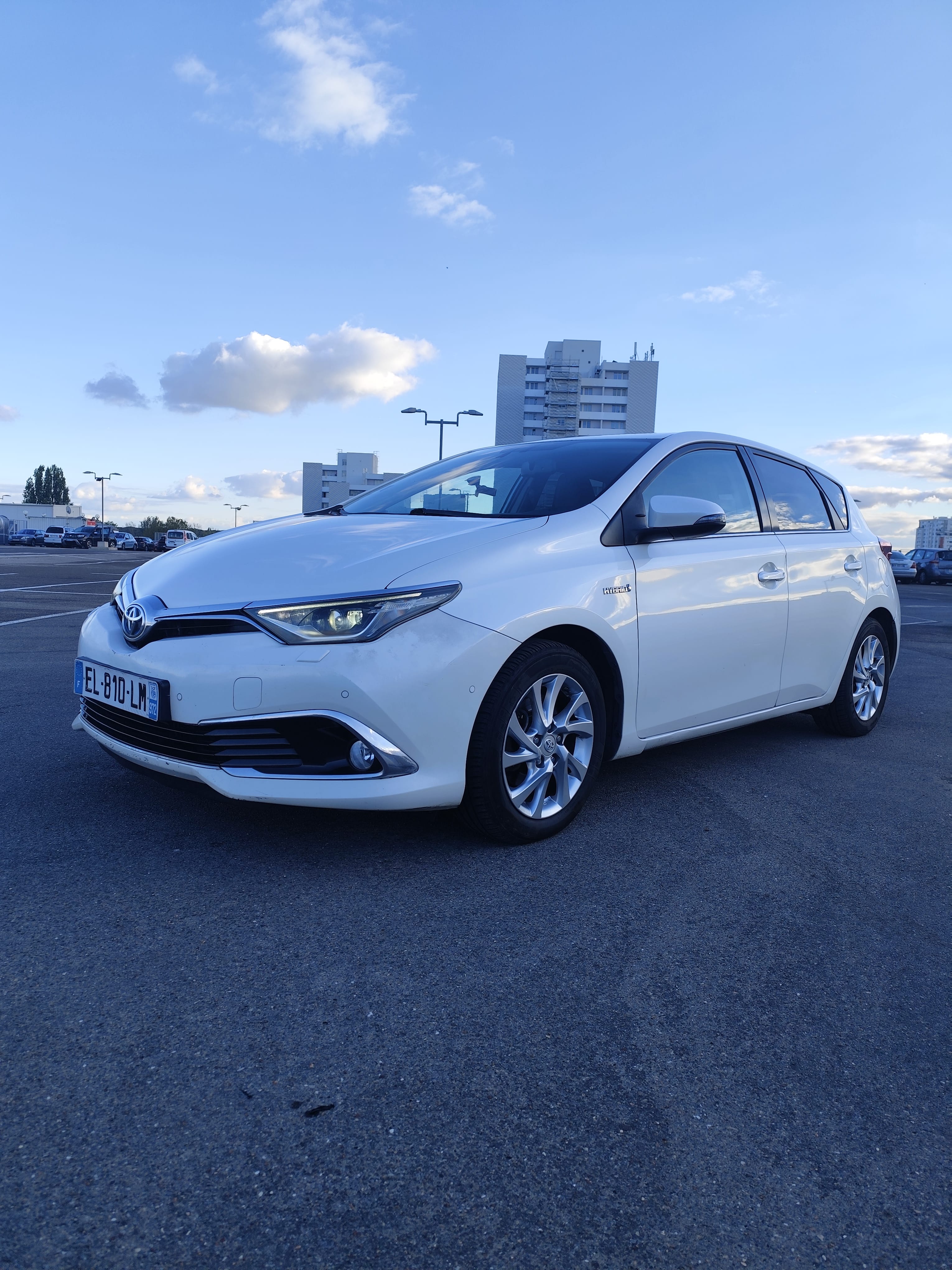 Toyota Auris, 2017, Essence 95 / Électrique (hybride), automatique