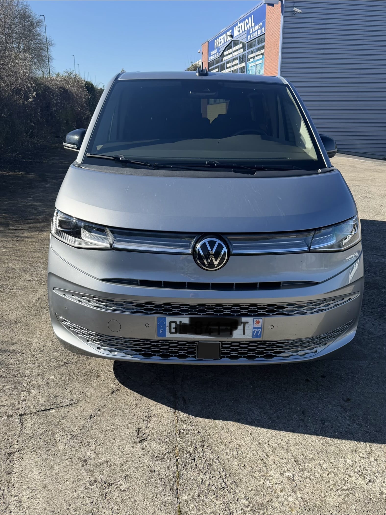 Volkswagen Multivan, 2022, Essence 95 / Électrique (hybride), automatique, 7 places