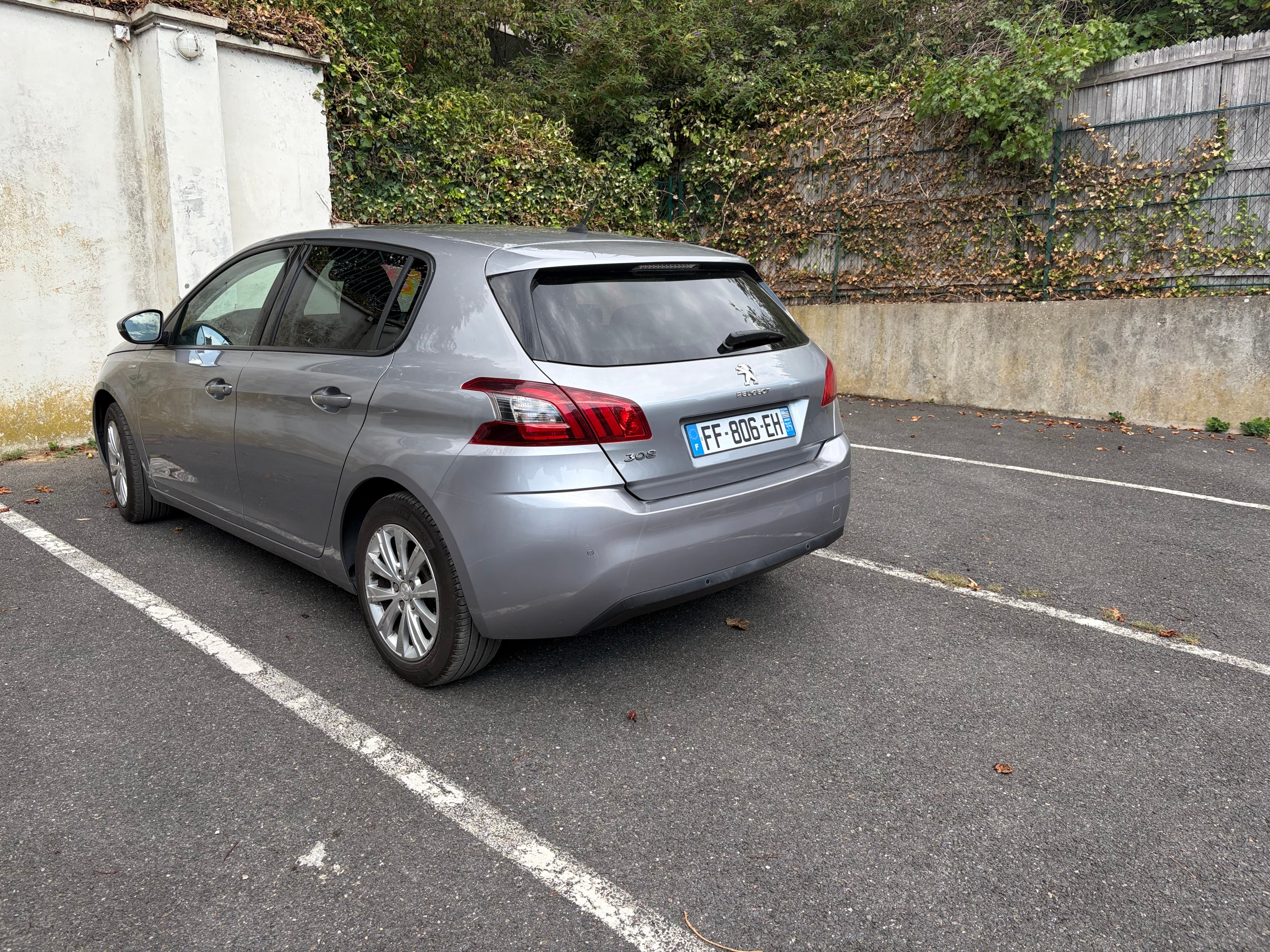 Peugeot 308 110 cv essence avec GPS