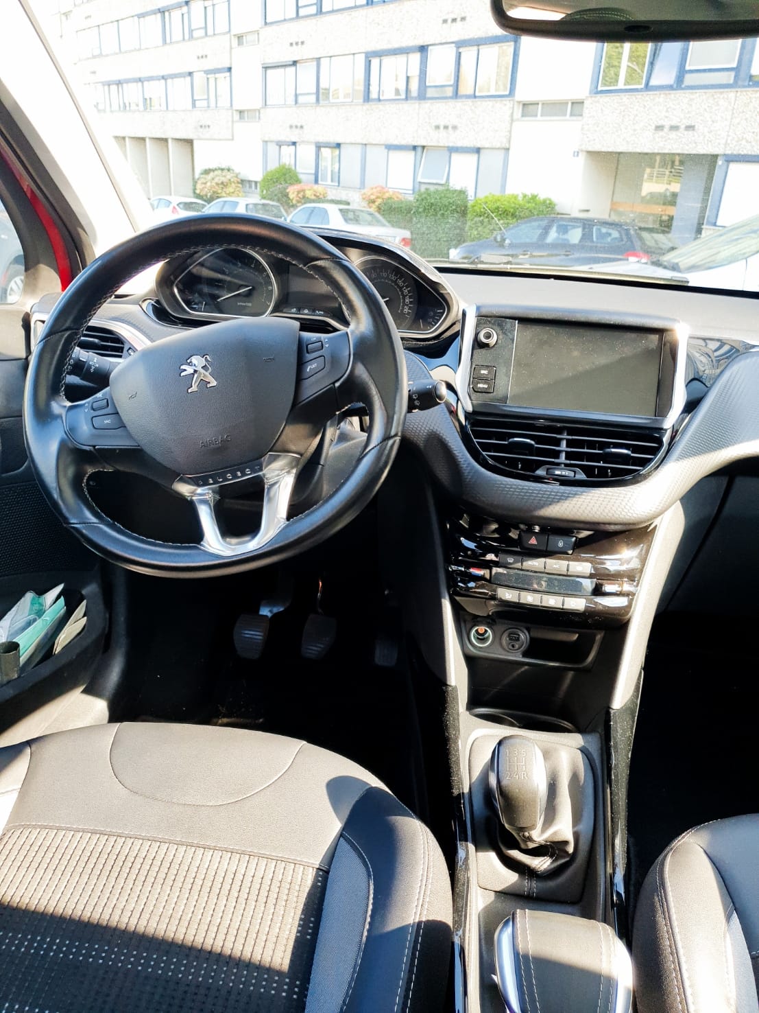 Peugeot 2008 rouge 6 c v avec Régulateur de vitesse