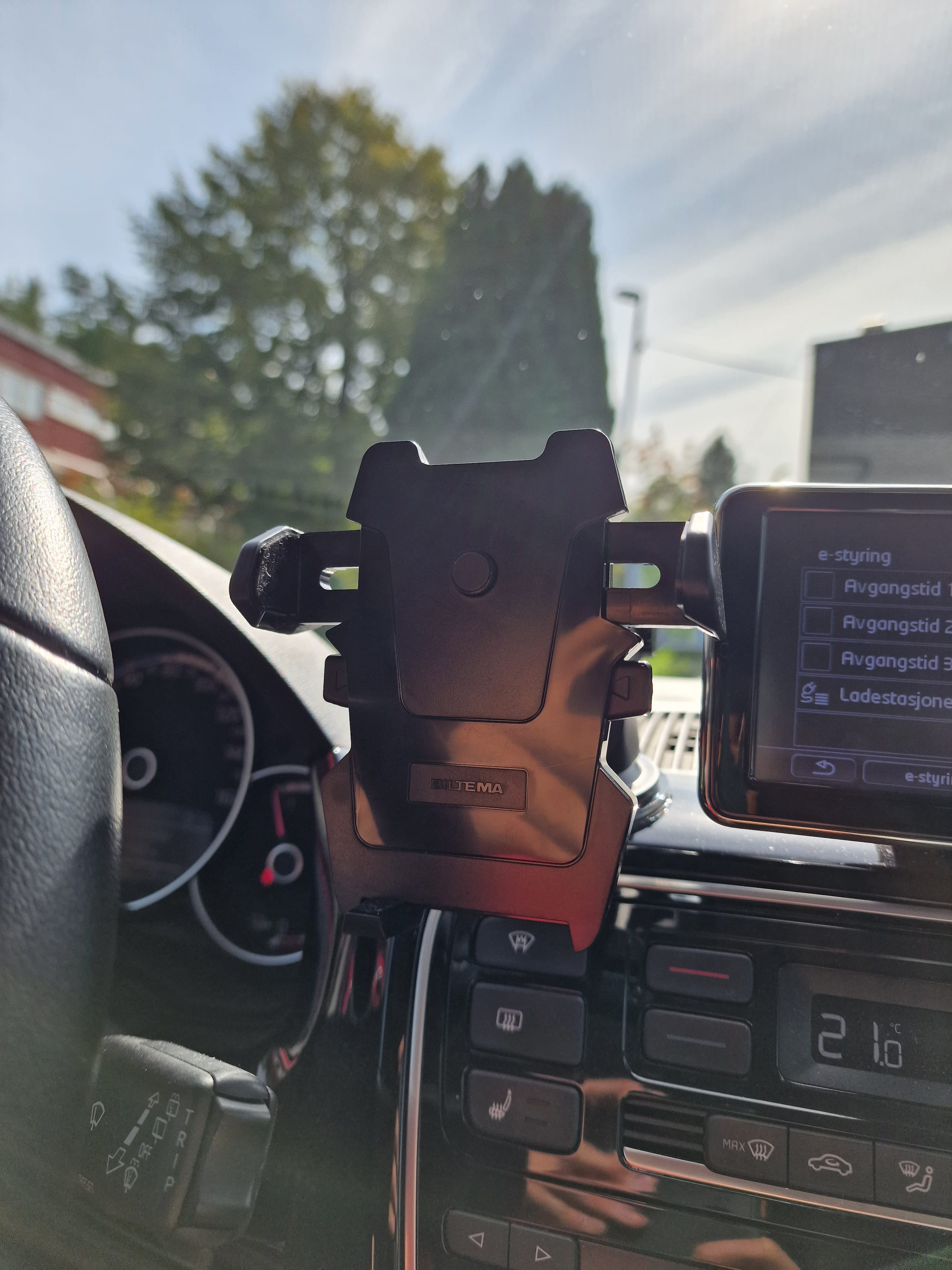 Volkswagen e-Up ! Med fast parkering inkl. lading med Bluetooth audio