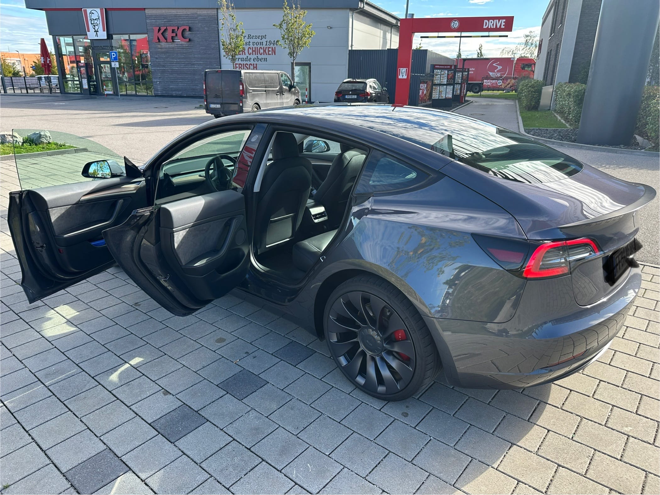 Tesla Model 3 Performance Allradantrieb, Automatik, 2 Elektromotoren mit Dashcam