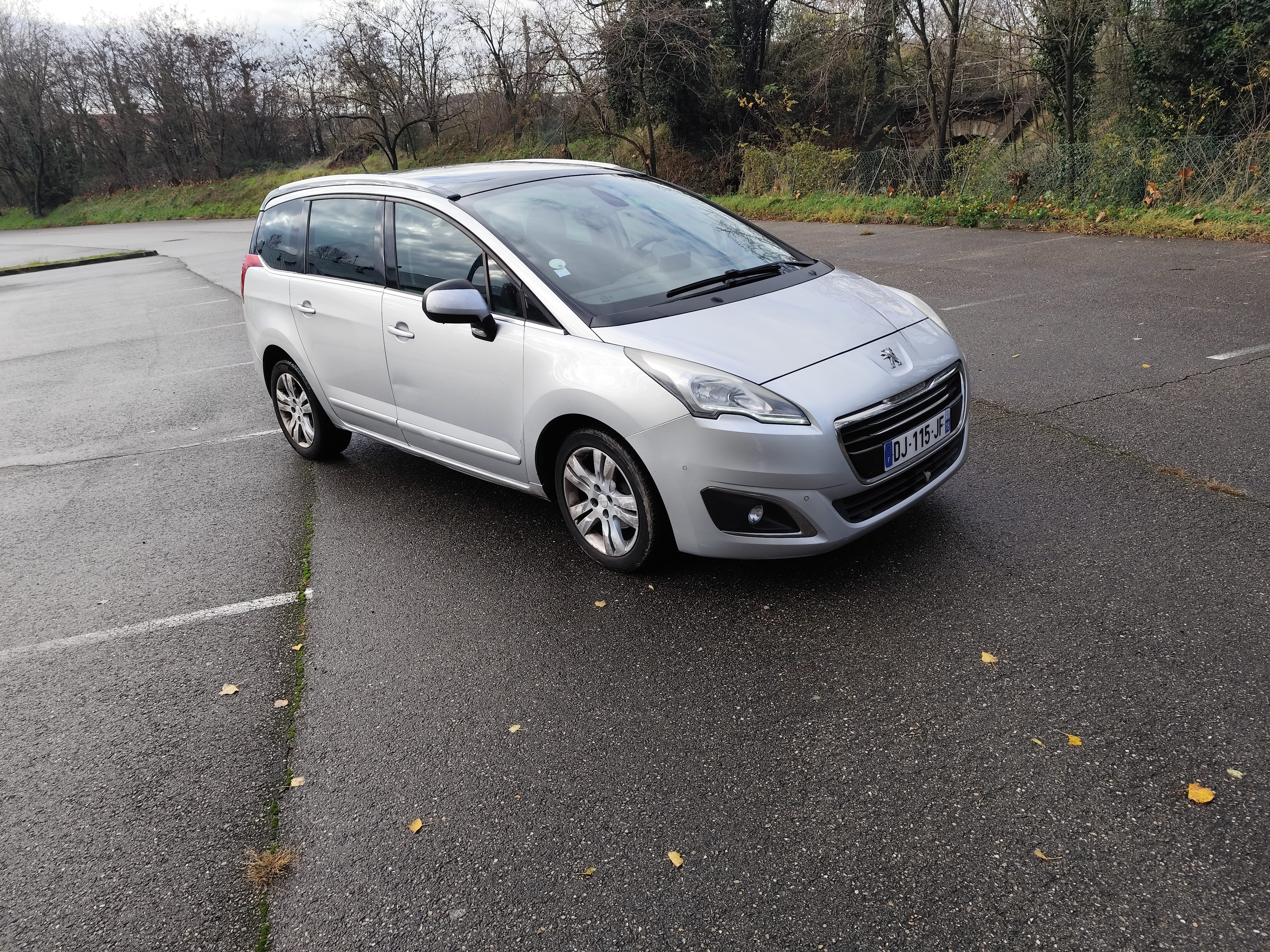 Peugeot 5008 avec GPS
