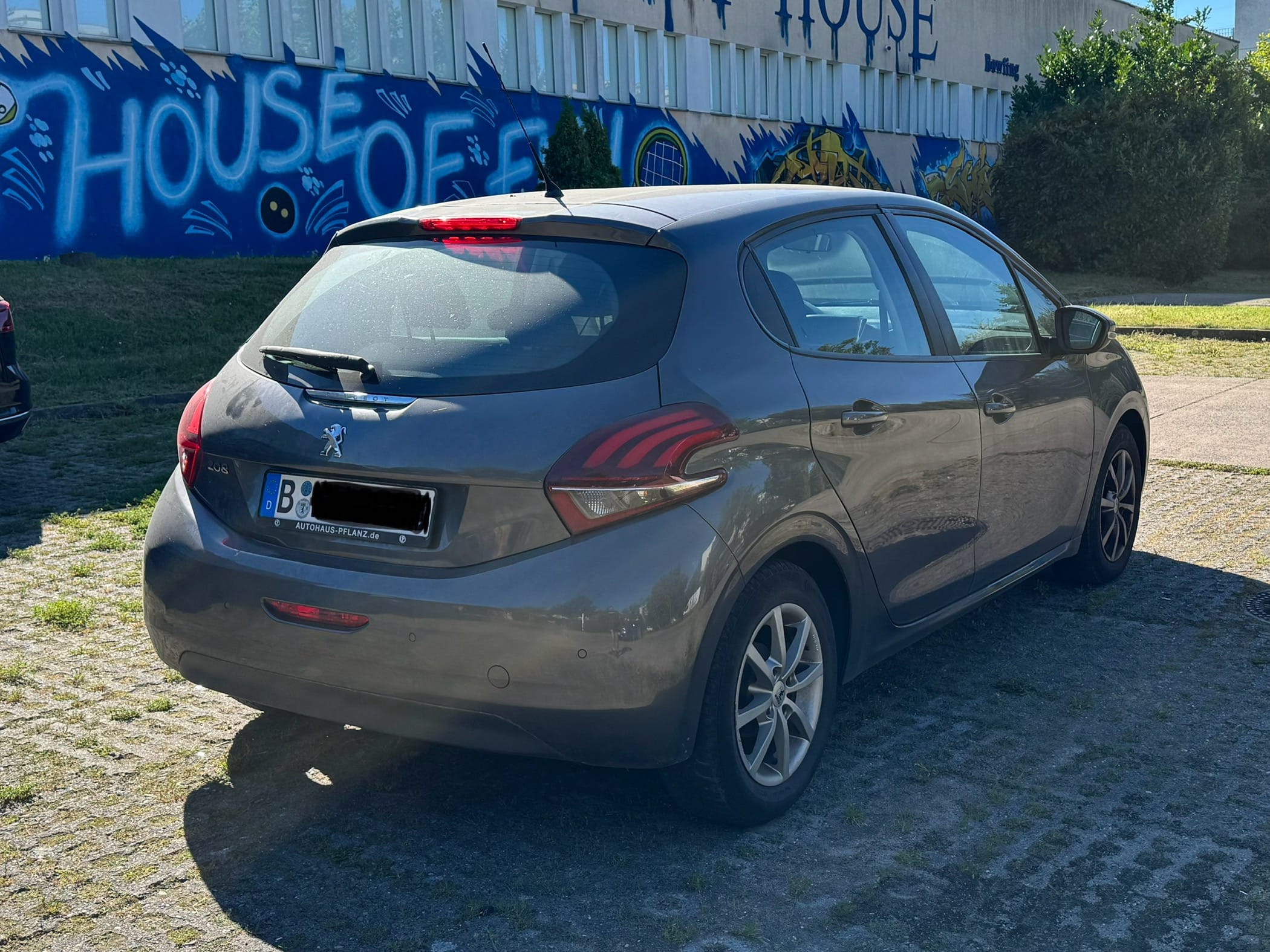 Peugeot 208 with Audio / iPod input
