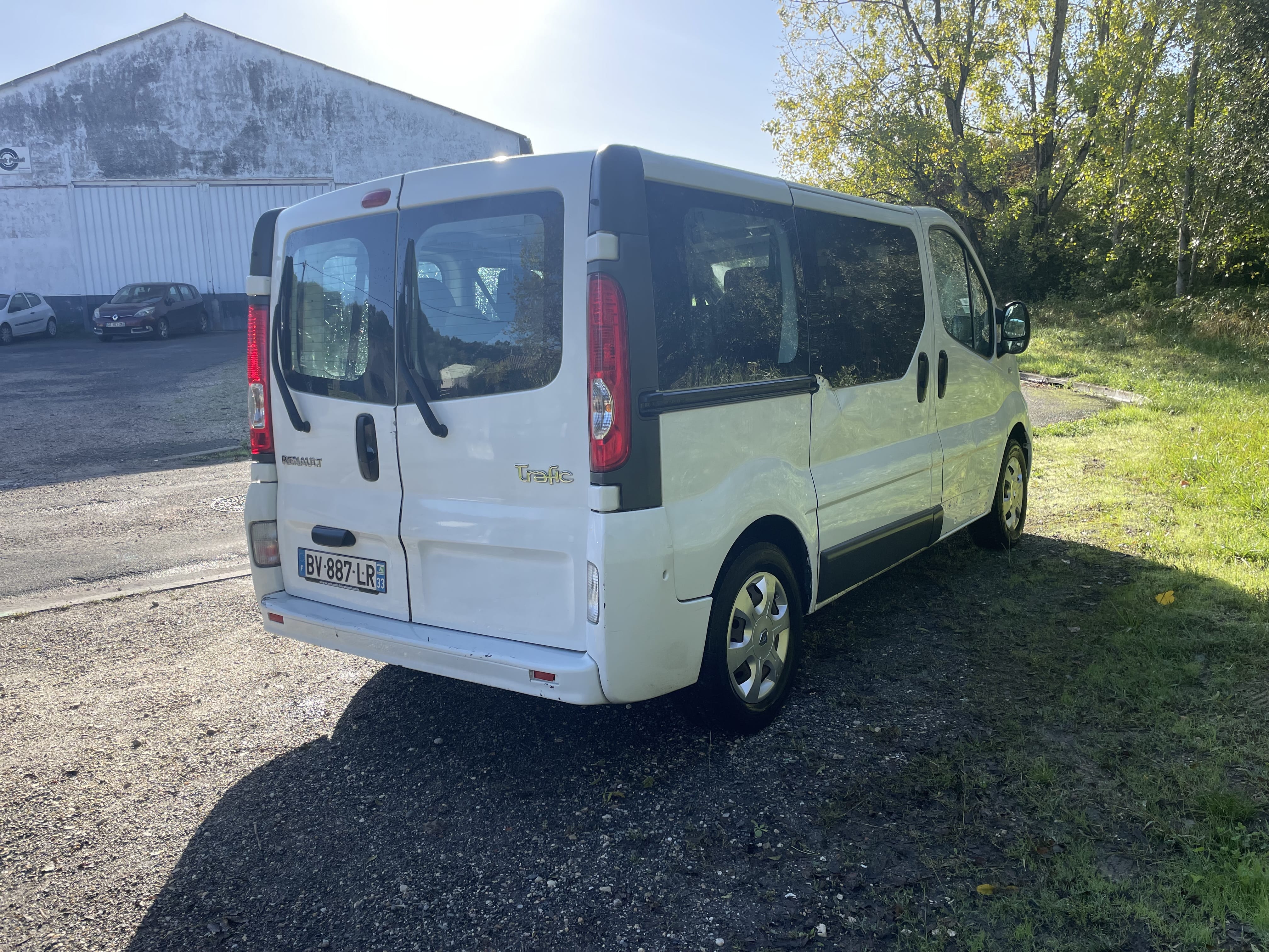 Renault Trafic Passenger  Louez le Renault Trafic 9 places – Confort, Espace et Économie pour Vos Déplacements ! avec Climatisation