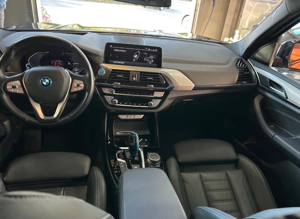 BMW ix3 med Ryggekamera