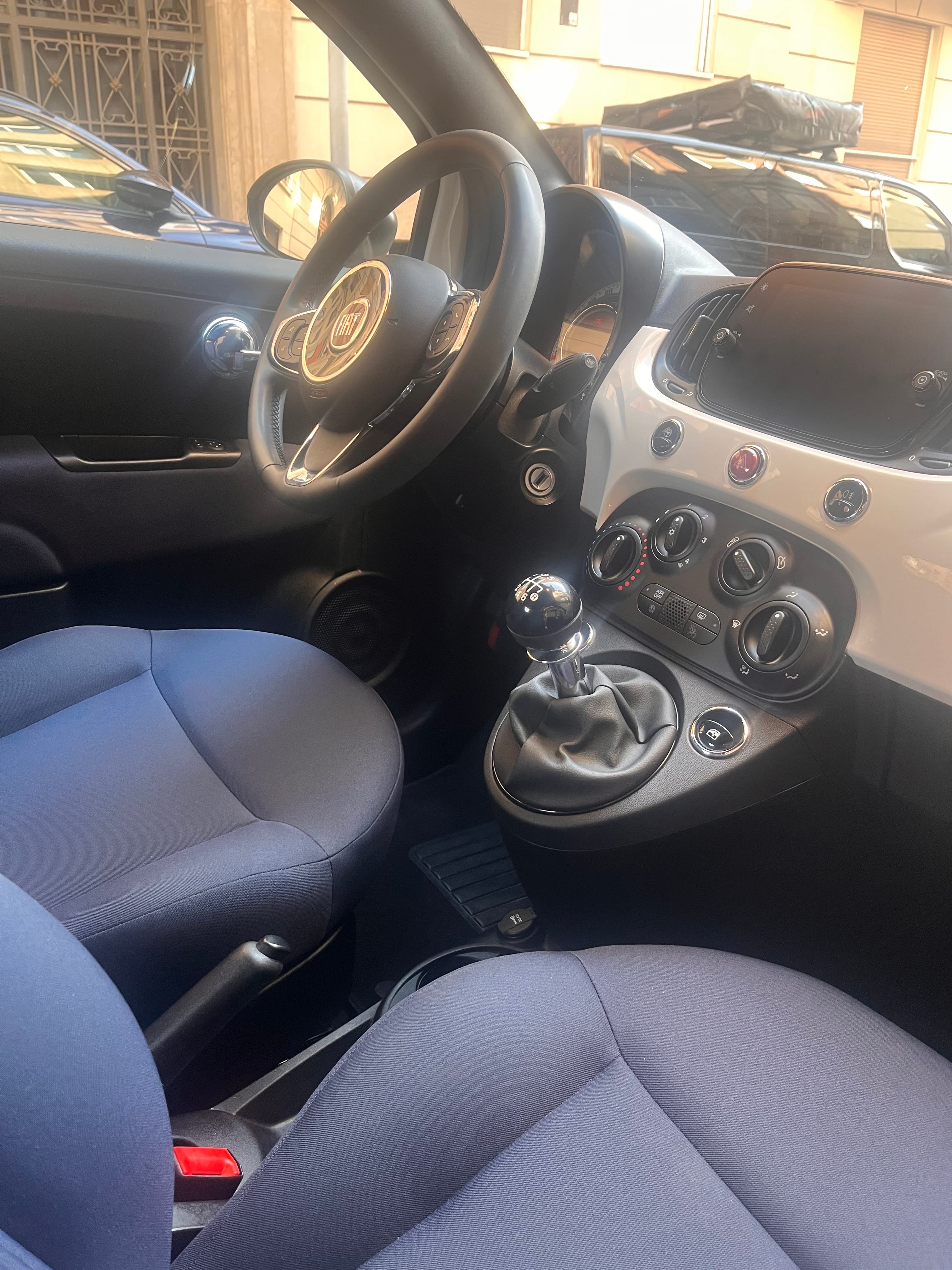 Fiat 500 Híbrido mit Kindersitz