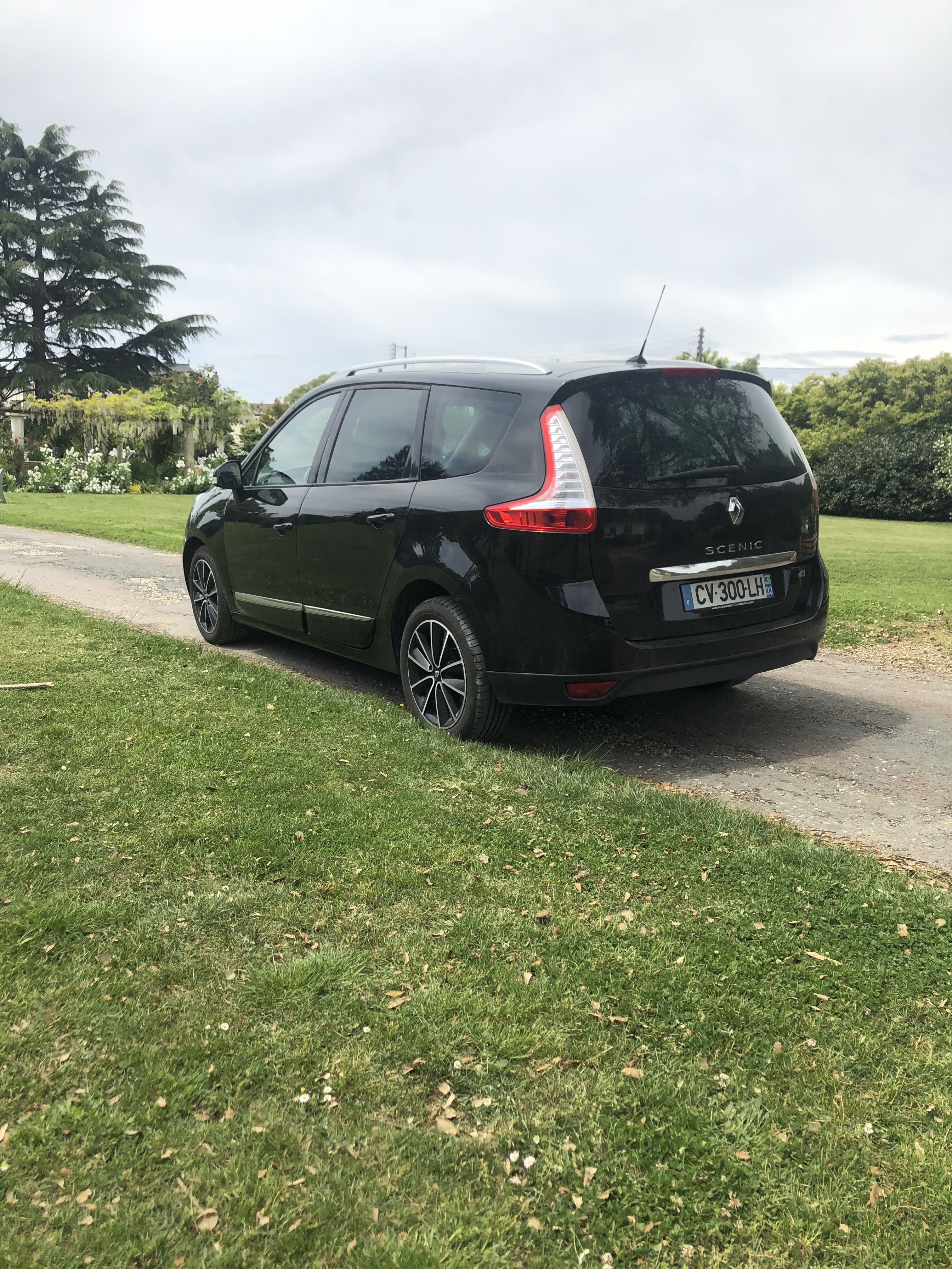 Renault Grand Scenic  Accès exclusif dans la Gare de Bordeaux - Louez le Grand Scénic 7 Places – Spacieux