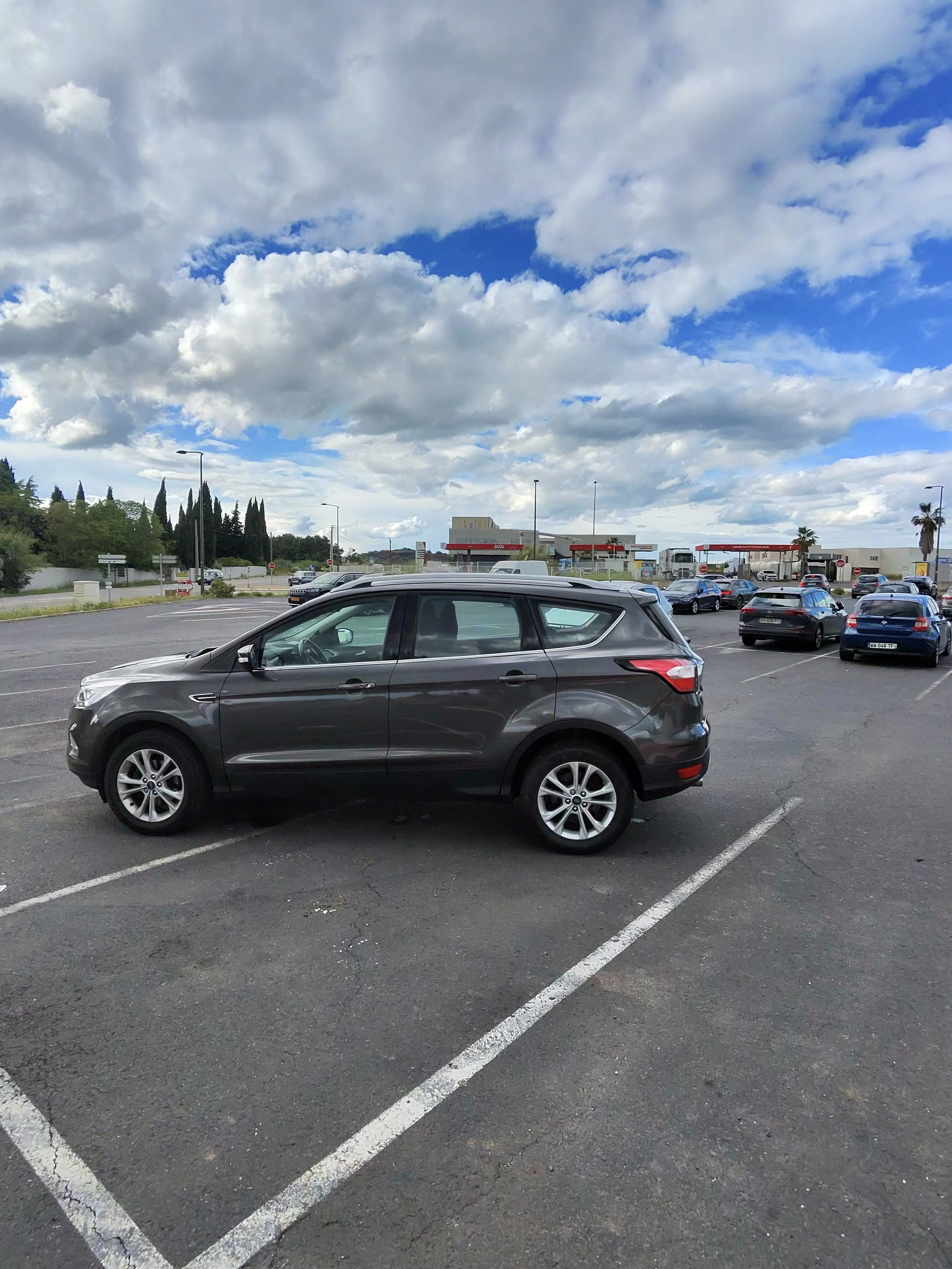 Ford Kuga Économique (Ethanol E85) et confortable. avec Climatisation