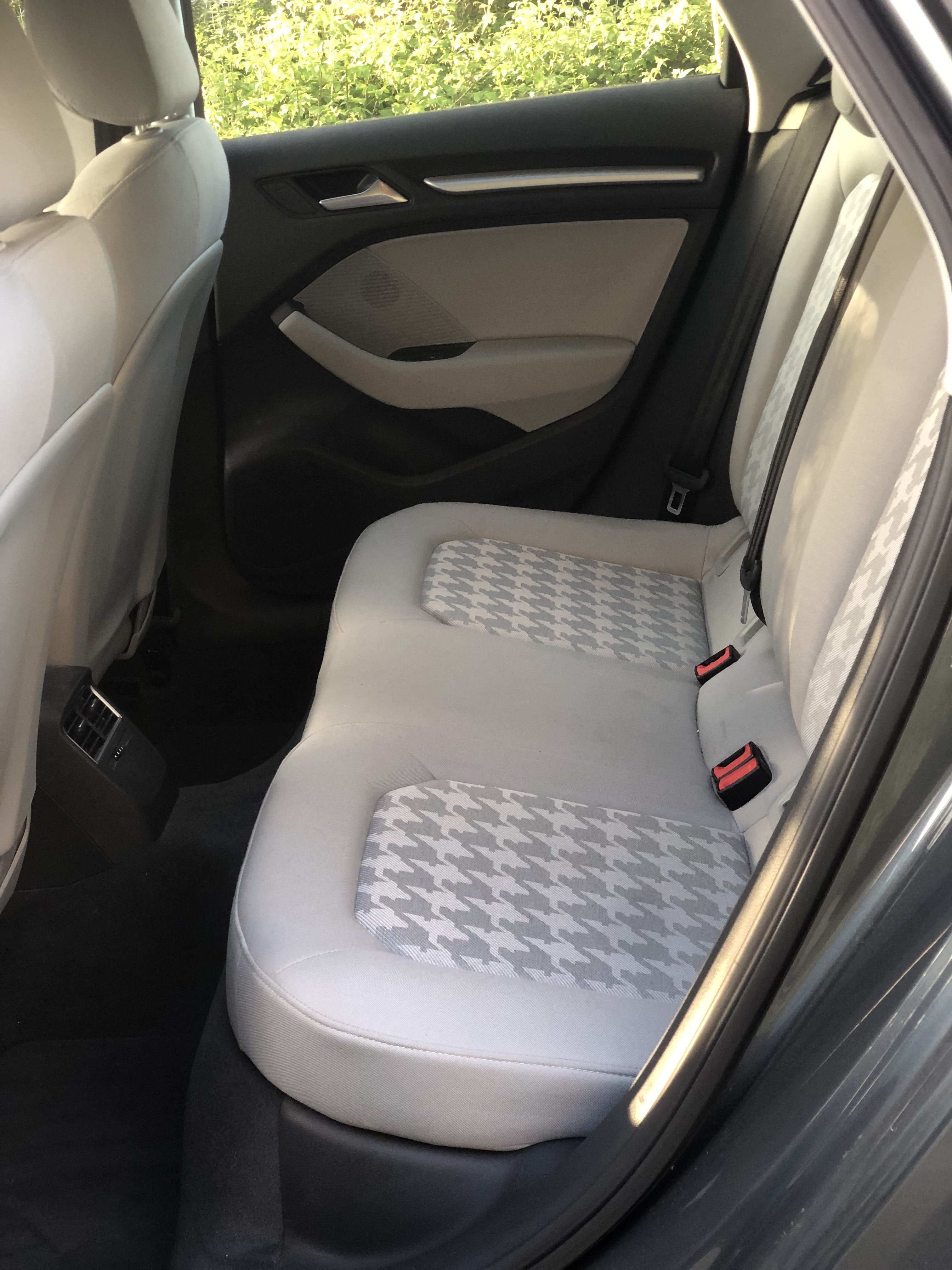 Audi A3 Sportback  Louez l’Audi A3 TDI – Sportivité, Confort & Économie à Bordeaux !