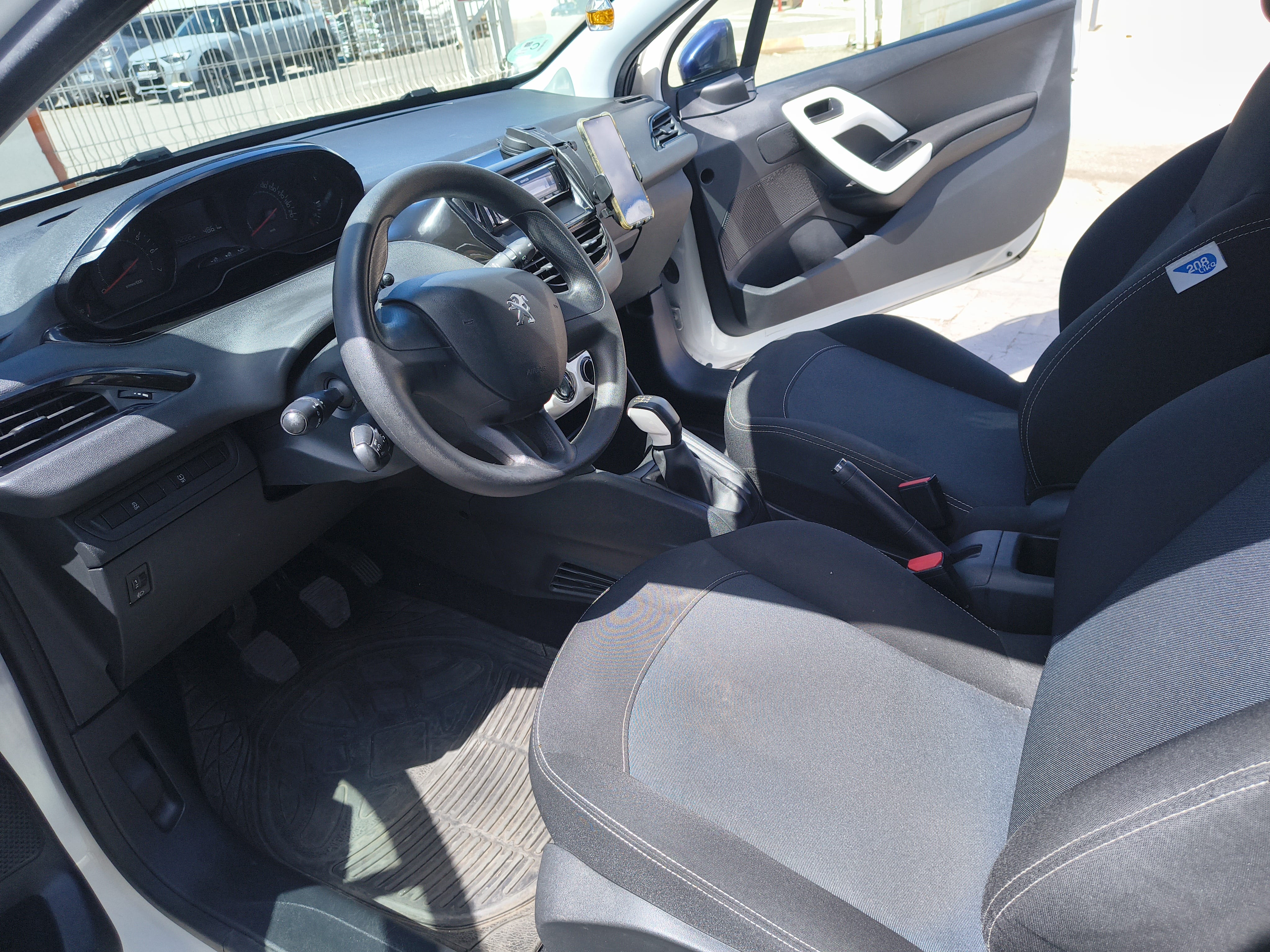 Peugeot 208 1.0 gasolina con Silla infantil