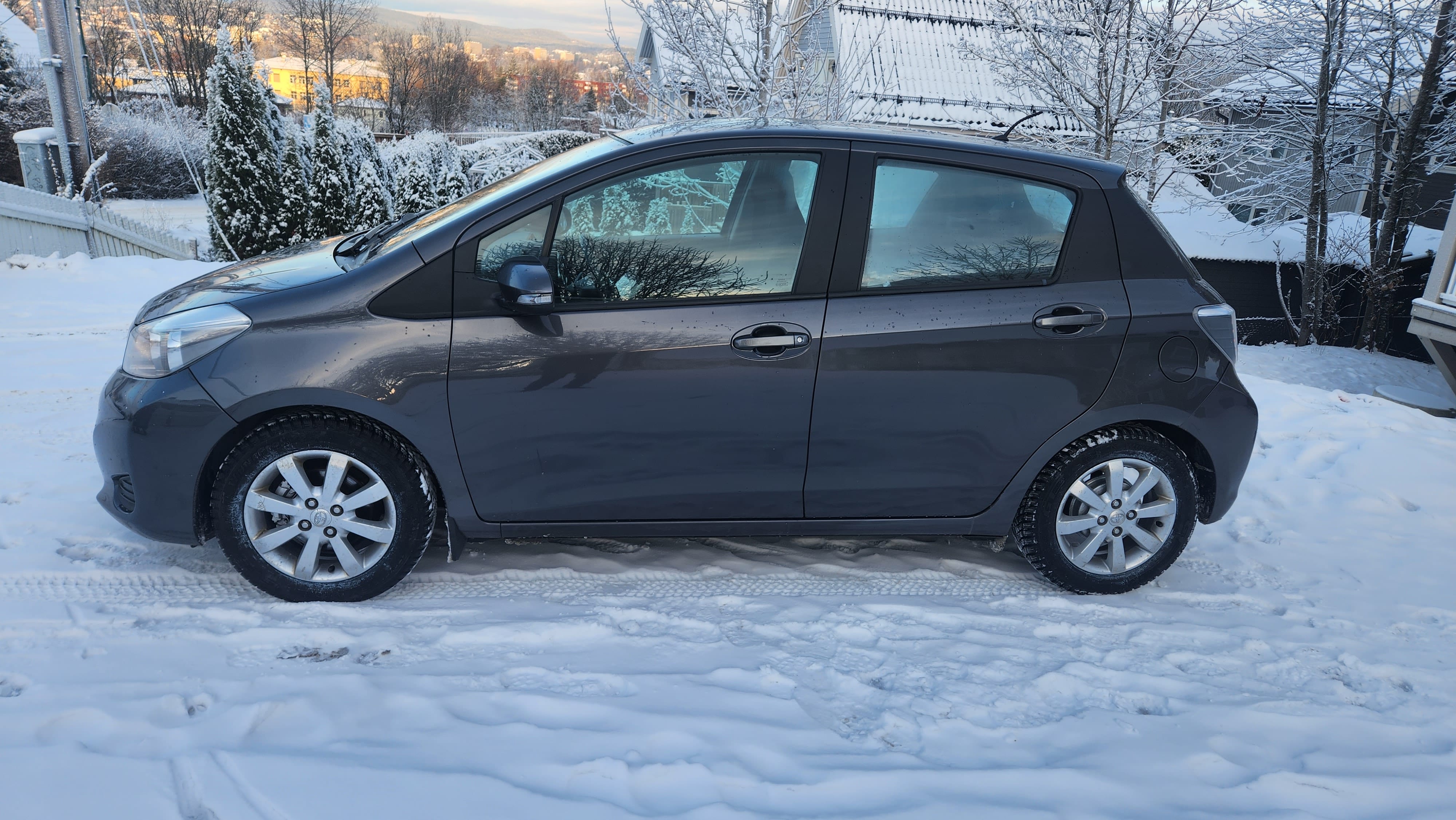 Toyota Yaris 1,3 Bensin, Manuell Gir - Billig i Drift. with Snow tires