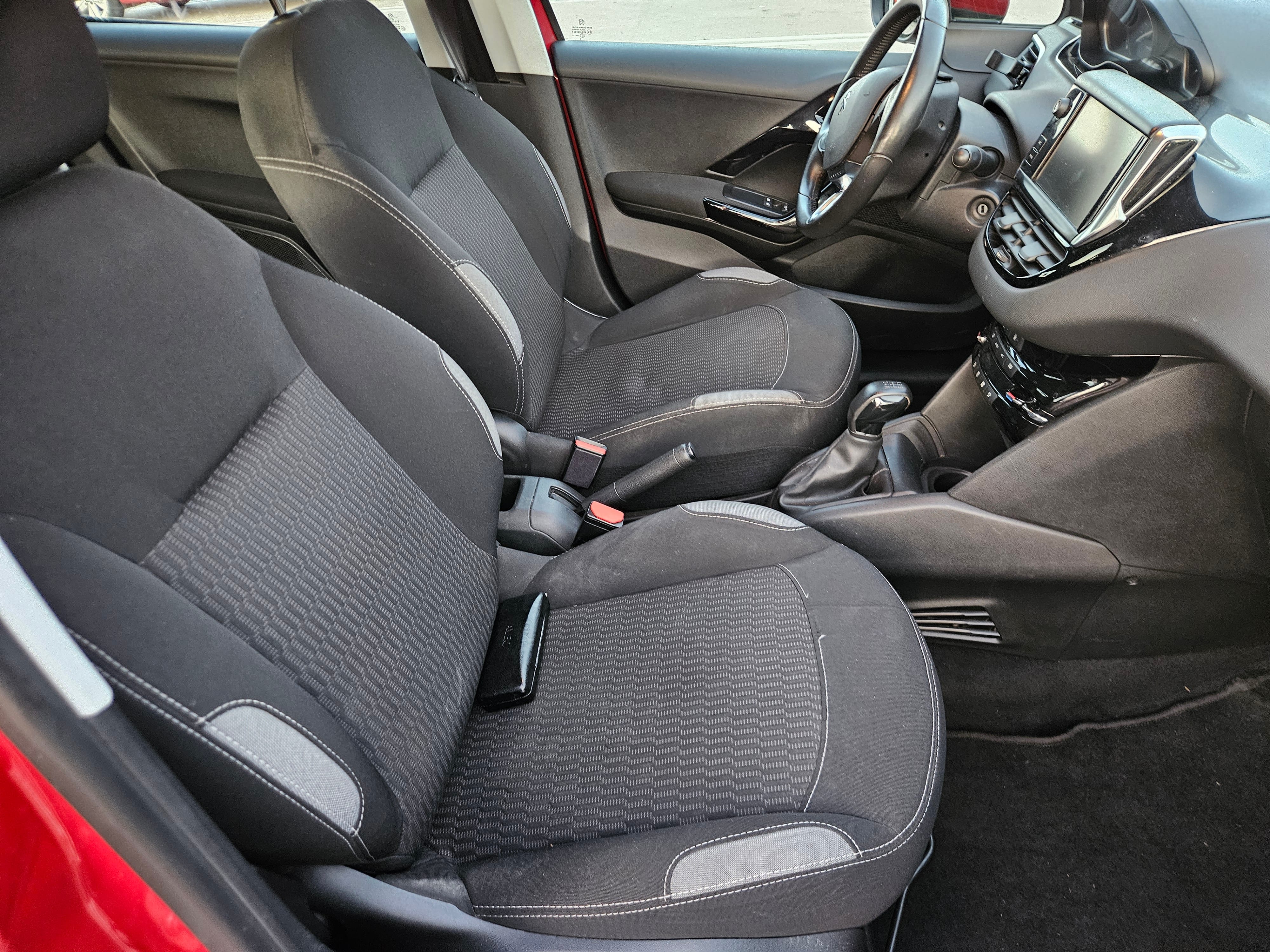 Peugeot 208 1.0 with USB charging ports