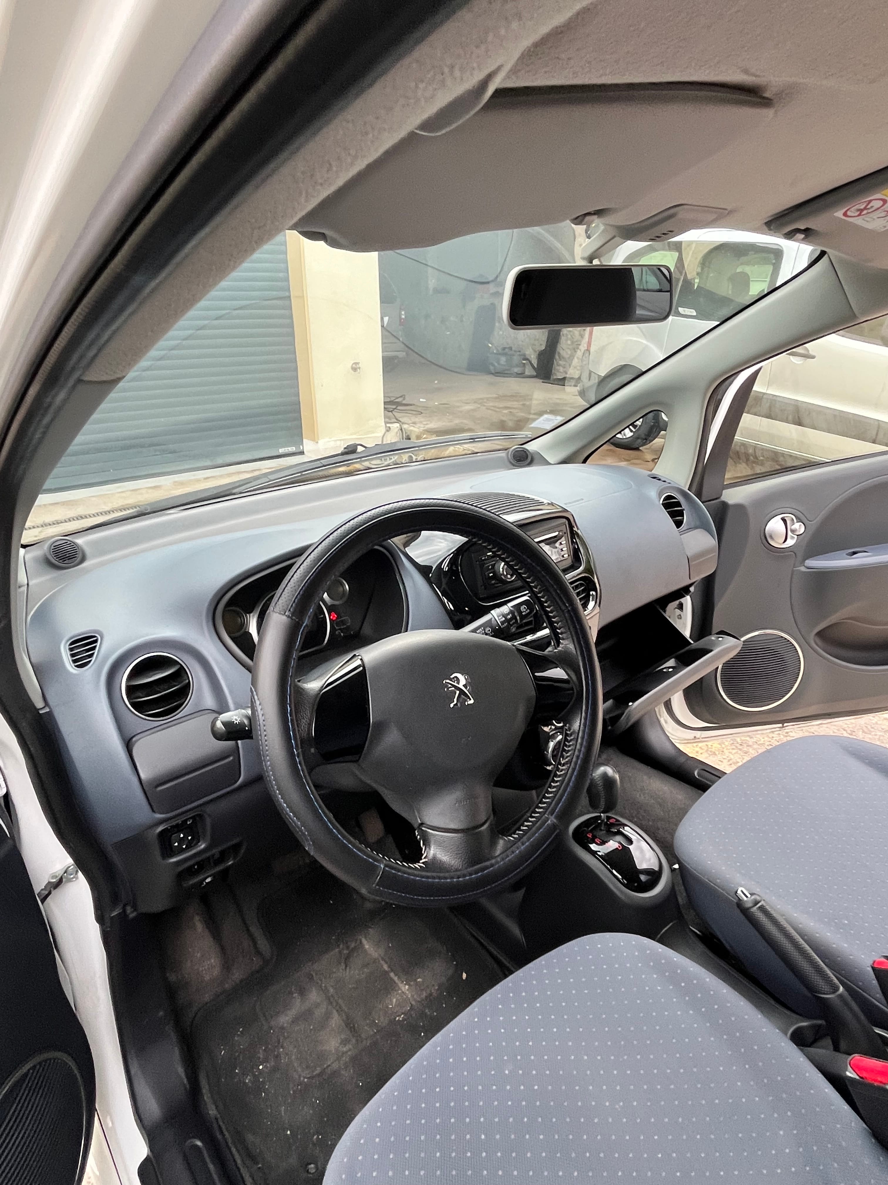 Peugeot iOn Modèle Active avec Port USB
