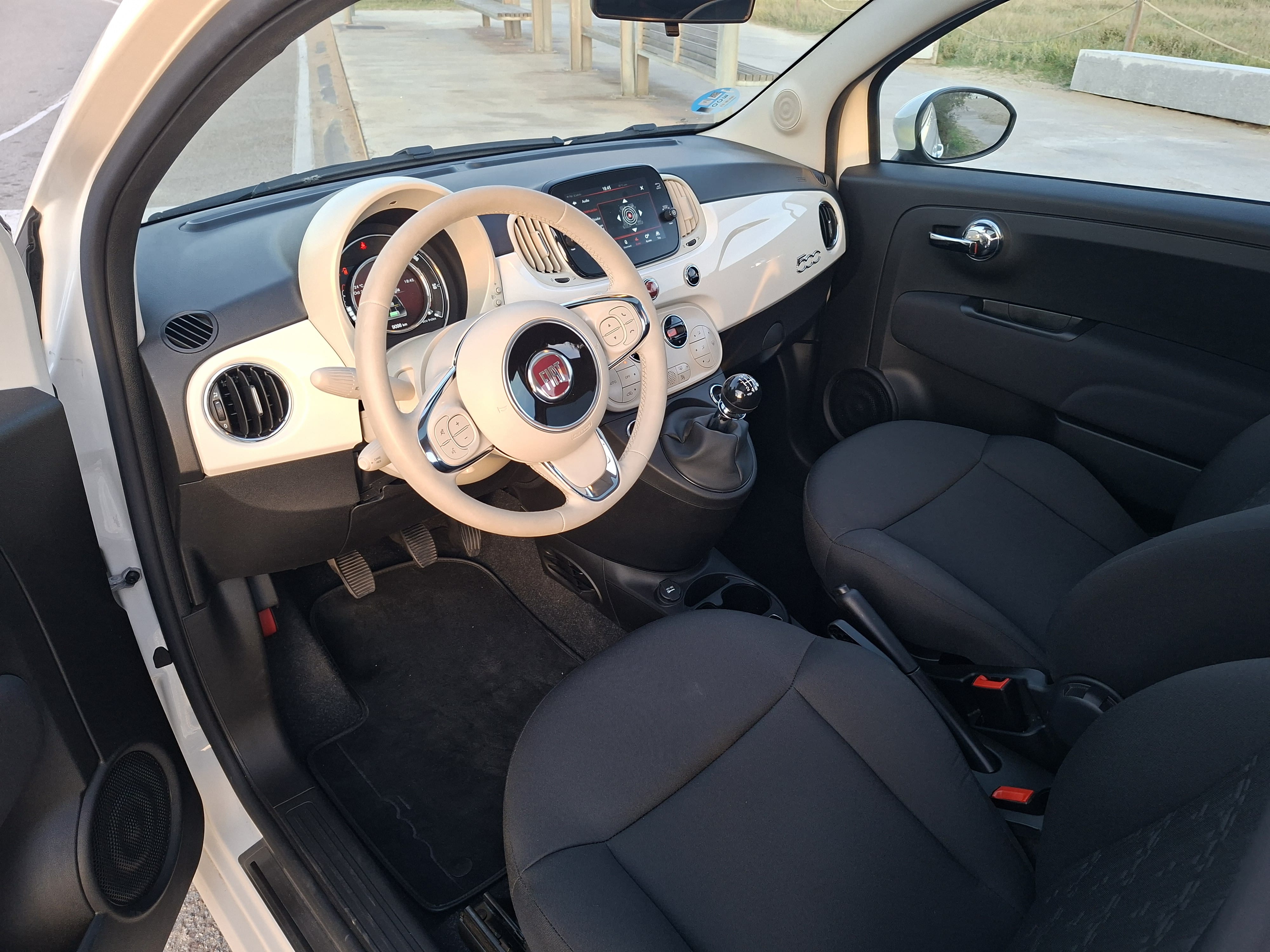 Fiat 500 Híbrido 1.0 51KW (70 CV) Dolcevita 3 puertas - 7921MVB con Aire acondicionado