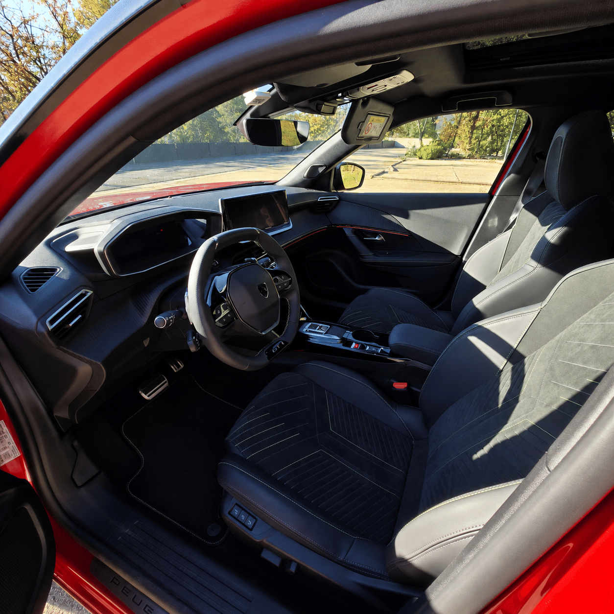 Peugeot 2008 GT hybride • Toit Pano • Caméra 360 HD • Alcantara avec Apple CarPlay